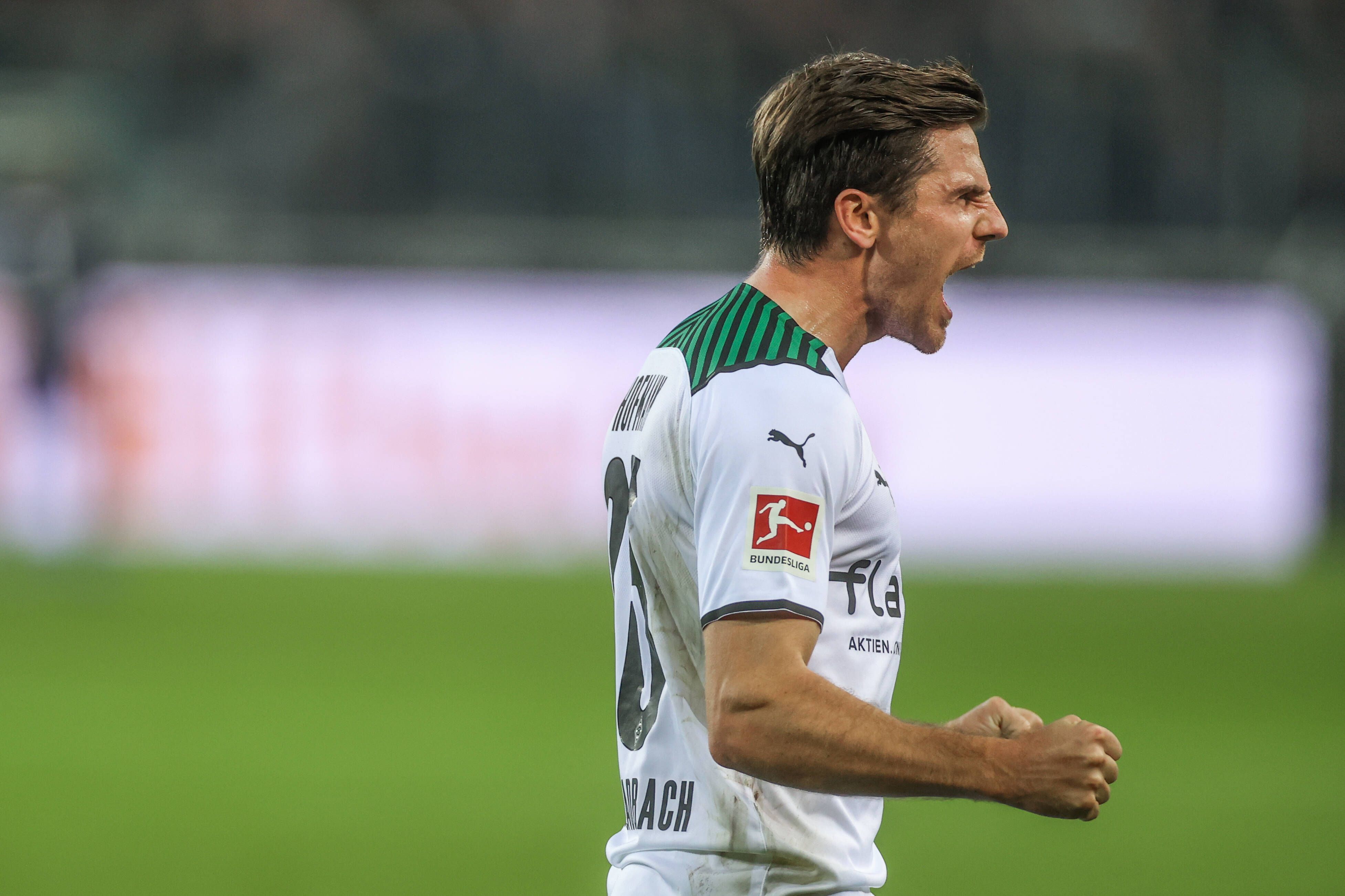 Jonas Hofmann von Borussia Mönchengladbach bejubelt seinen Treffer zum 1:1 gegen den VfB Stuttgart in der 42. Minute, am 16. Oktober 2021 im Borussia-Park.
