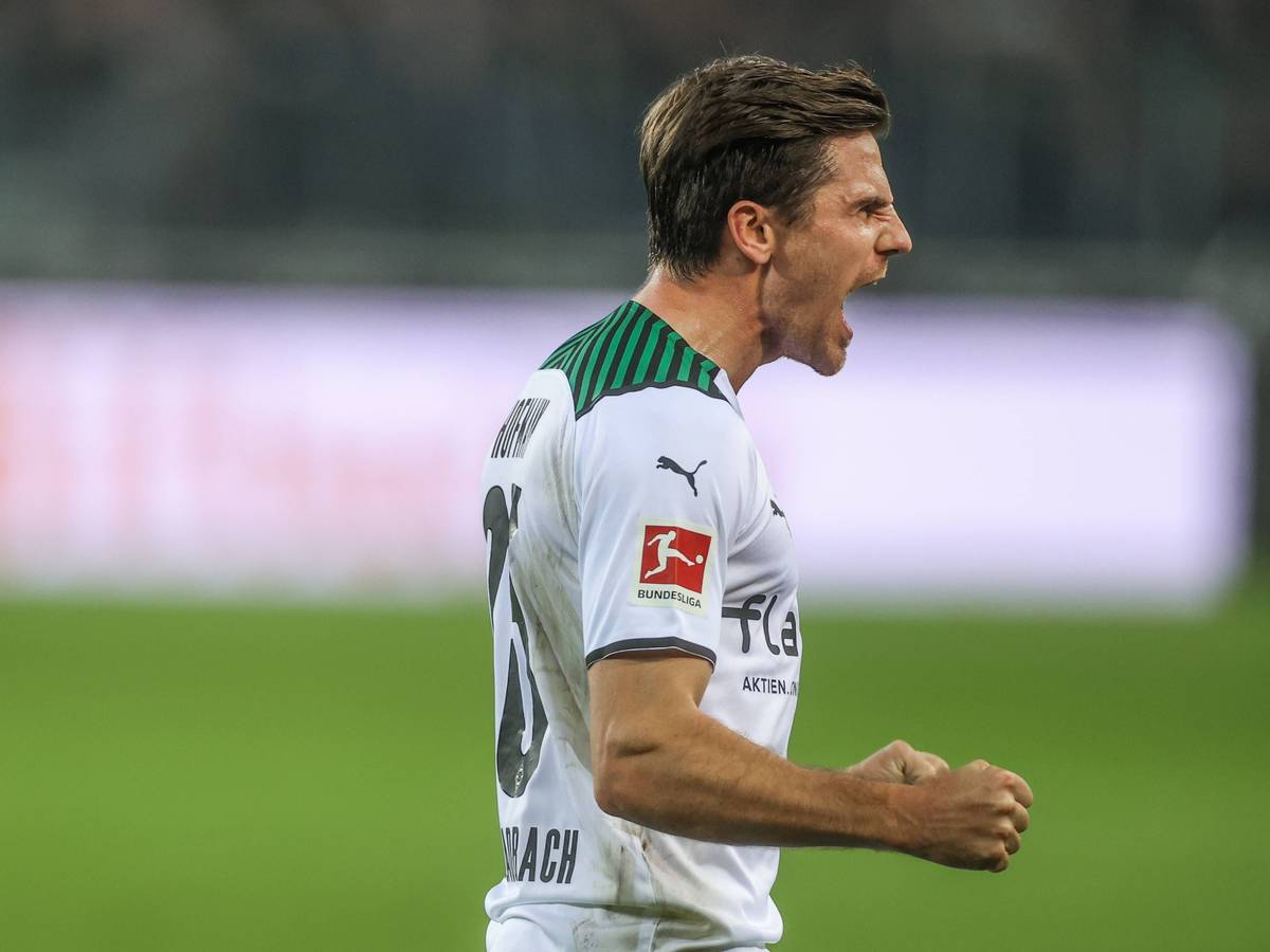 Jonas Hofmann von Borussia Mönchengladbach bejubelt seinen Treffer zum 1:1 gegen den VfB Stuttgart in der 42. Minute, am 16. Oktober 2021 im Borussia-Park.