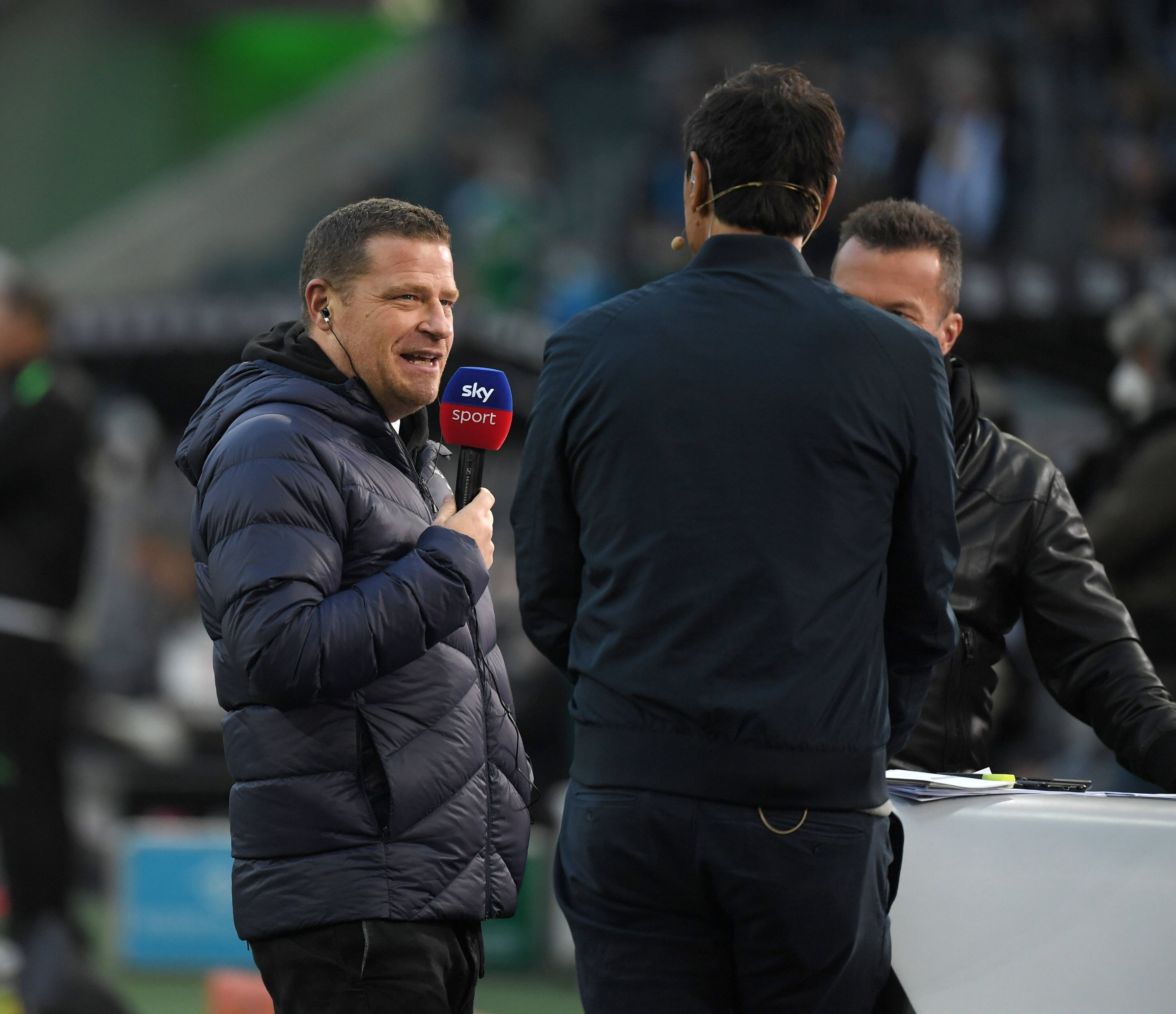Borussias Sportdirektor Max Eberl (l.), hier im Interview mit "Sky" am 16. Oktober 2021 nach dem 1:1 gegen den VfB Stuttgart