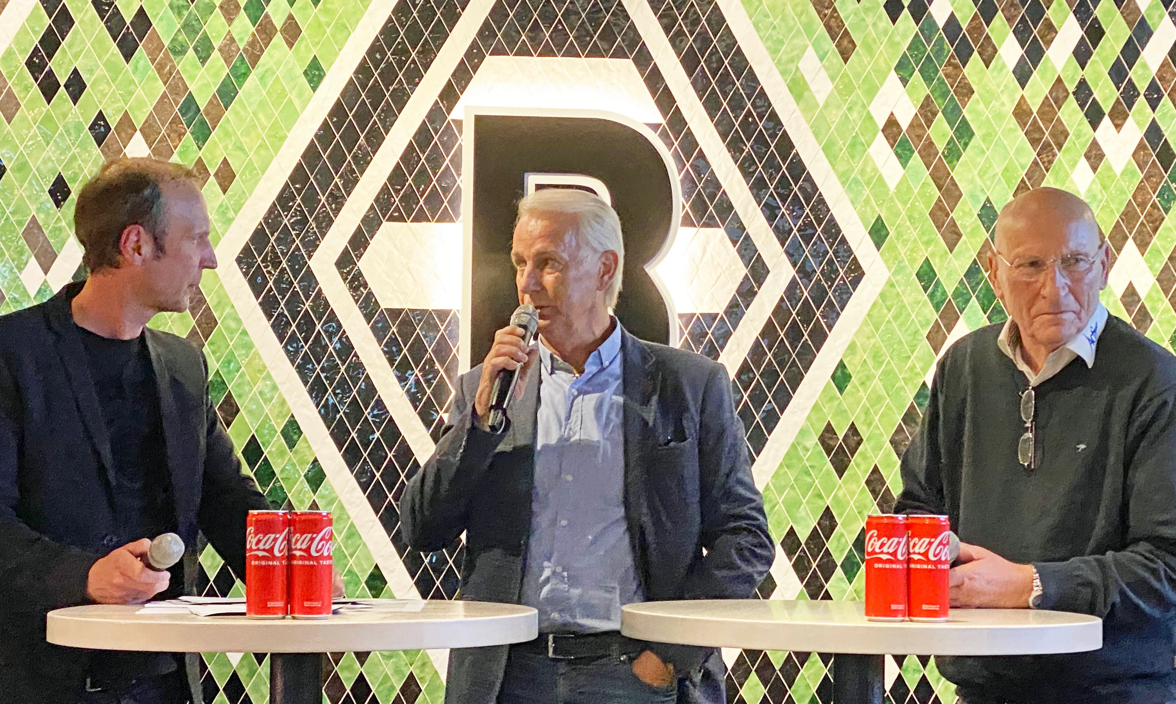 Torsten Knippertz, Stadionsprecher bei Borussia Mönchengladbach, interviewt am 18. Oktober 2021 im Borussia-Park die Gladbach-Legenden Rainer Bonhof und Wolfgang Kleff (v.l.n.r.) zum Thema Büchsenwurf vom Bökelberg.