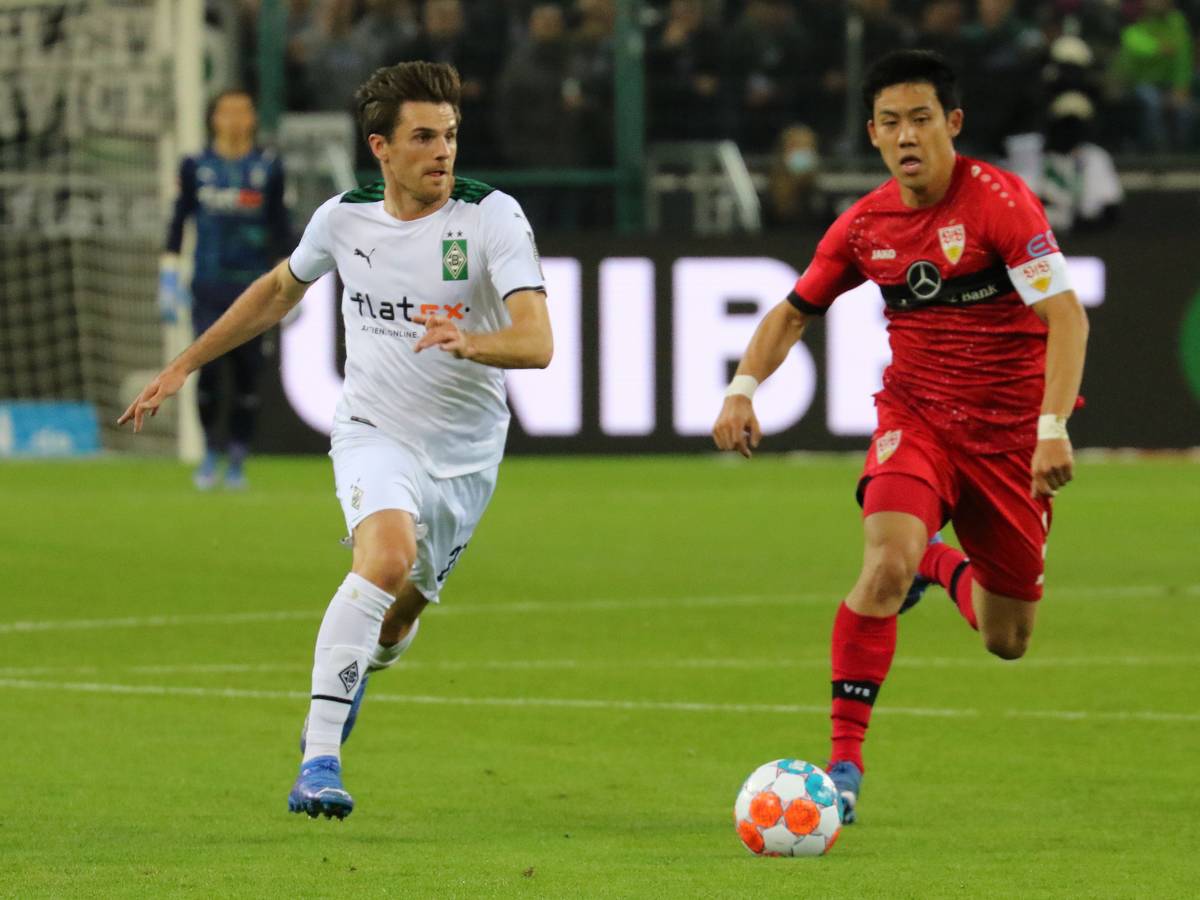 Nationalspieler Jonas Hofmann (l.) von Fußball-Bundesligist Borussia Mönchengladbach. Auf diesem Foto ist der Offensivspieler am 16. Oktober 2021 im Bundesliga-Duell gegen den VfB Stuttgart im Borussia-Park zu sehen. Hofmann rennt mit dem Ball nach vorne.