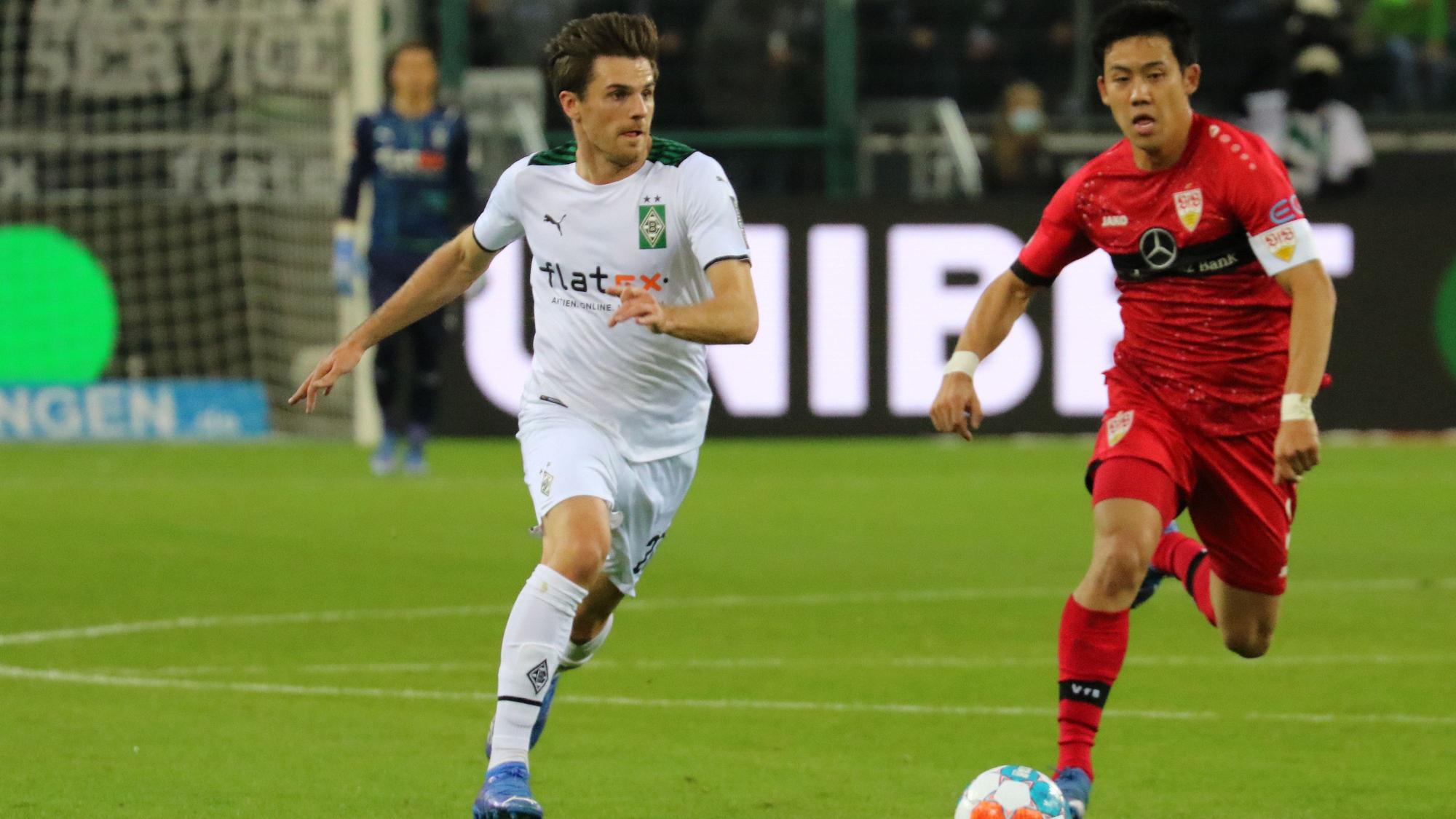Nationalspieler Jonas Hofmann (l.) von Fußball-Bundesligist Borussia Mönchengladbach. Auf diesem Foto ist der Offensivspieler am 16. Oktober 2021 im Bundesliga-Duell gegen den VfB Stuttgart im Borussia-Park zu sehen. Hofmann rennt mit dem Ball nach vorne.
