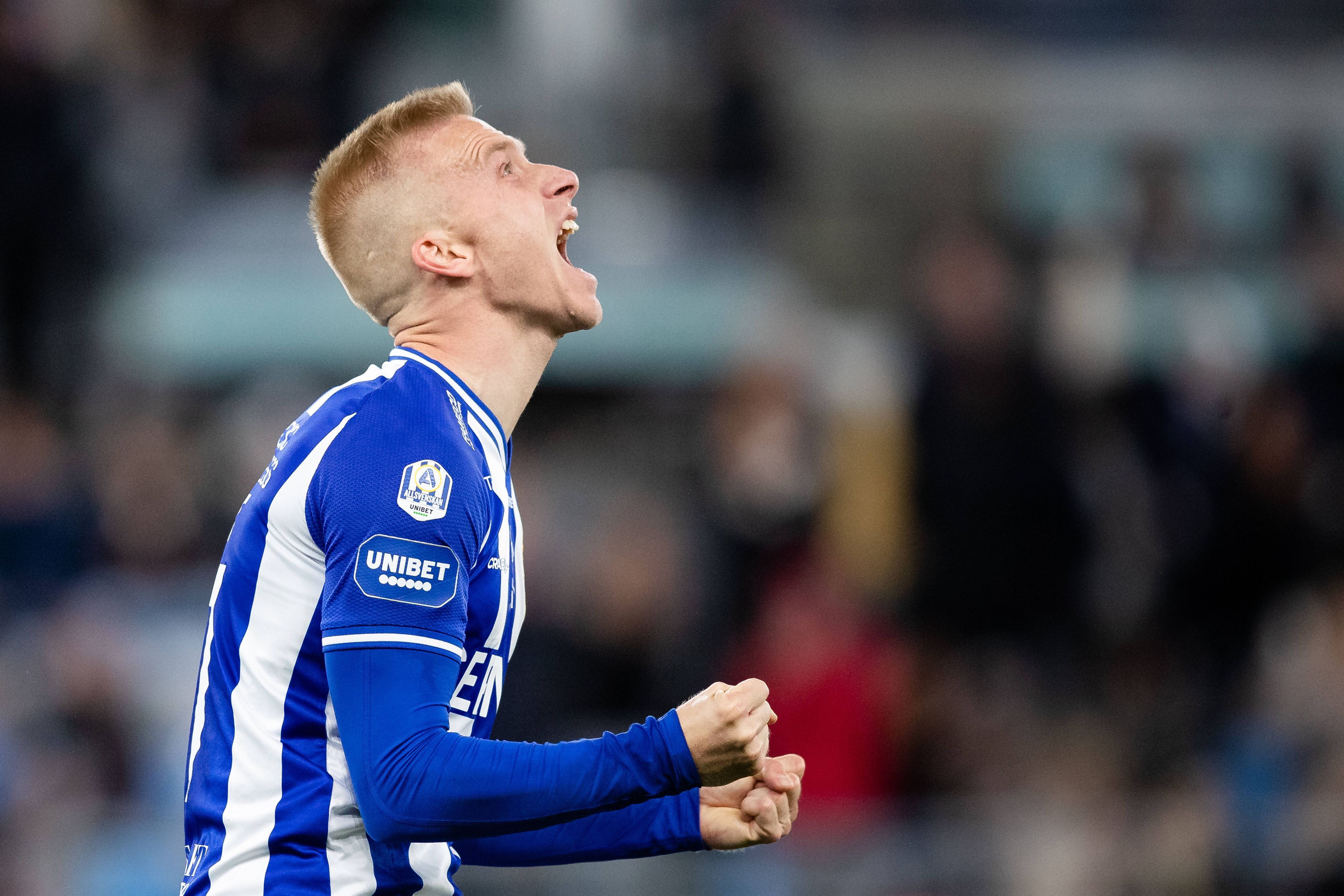 Oscar Wendt, ehemaliger Profi von Fußball-Bundesligist Borussia Mönchengladbach, bejubelt am 17. Oktober 2021 einen seiner beiden Treffer für den schwedischen Klub IFK Göteborg. Wendt ballt die Fäuste zusammen und schreit seine Freude heraus.