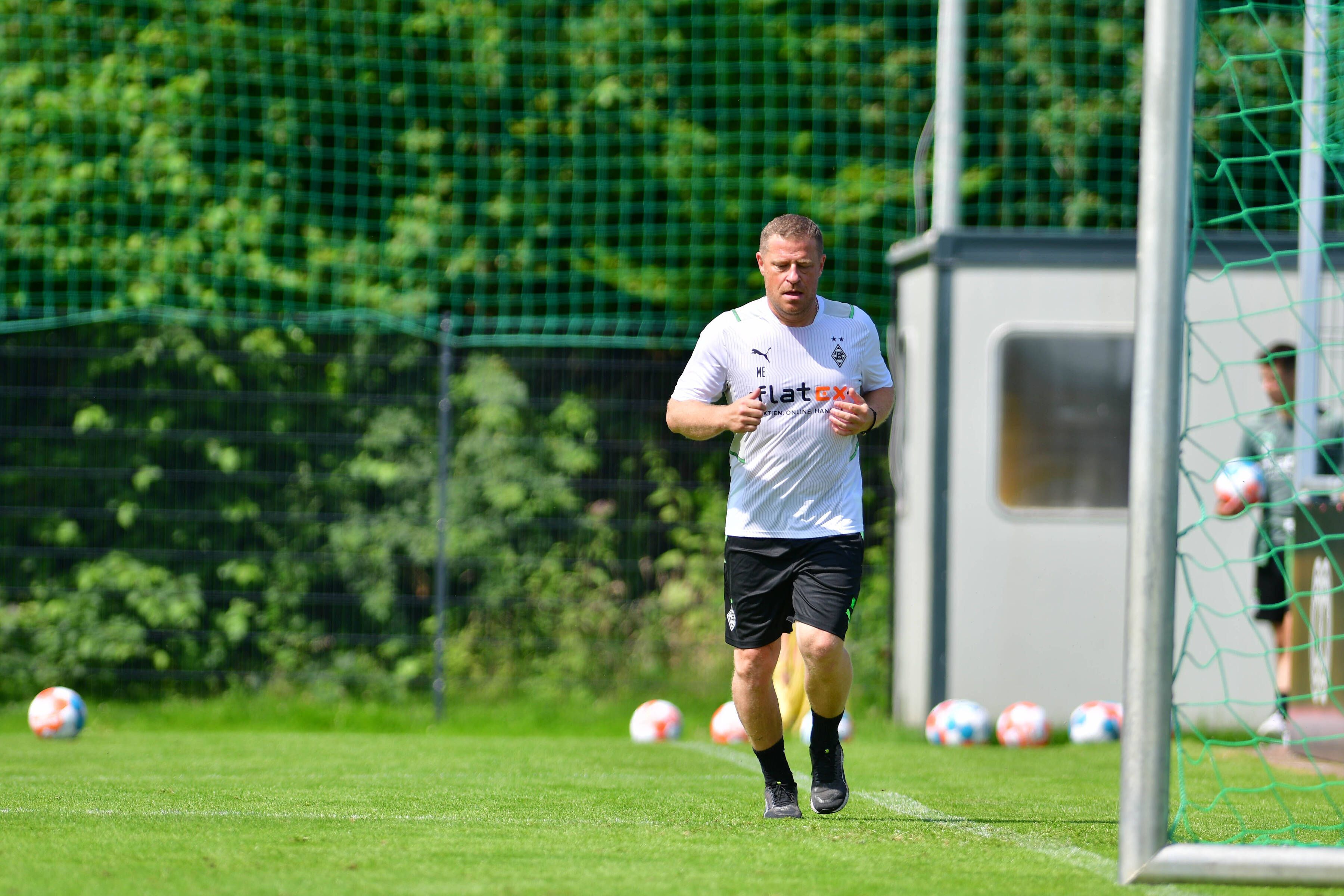 Max Eberl, Manager von Fußball-Bundesligist Borussia Mönchengladbach. Auf diesem Foto ist der 48-Jährige bei einer Laufeinheit am 18. Juli 2021 in Harsewinkel zu sehen. Eberl rennt um den Trainingsplatz.