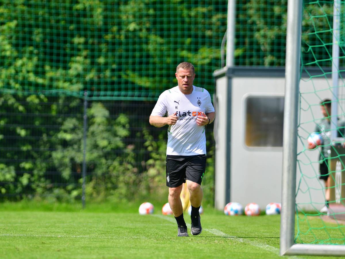 Max Eberl, Manager von Fußball-Bundesligist Borussia Mönchengladbach. Auf diesem Foto ist der 48-Jährige bei einer Laufeinheit am 18. Juli 2021 in Harsewinkel zu sehen. Eberl rennt um den Trainingsplatz.