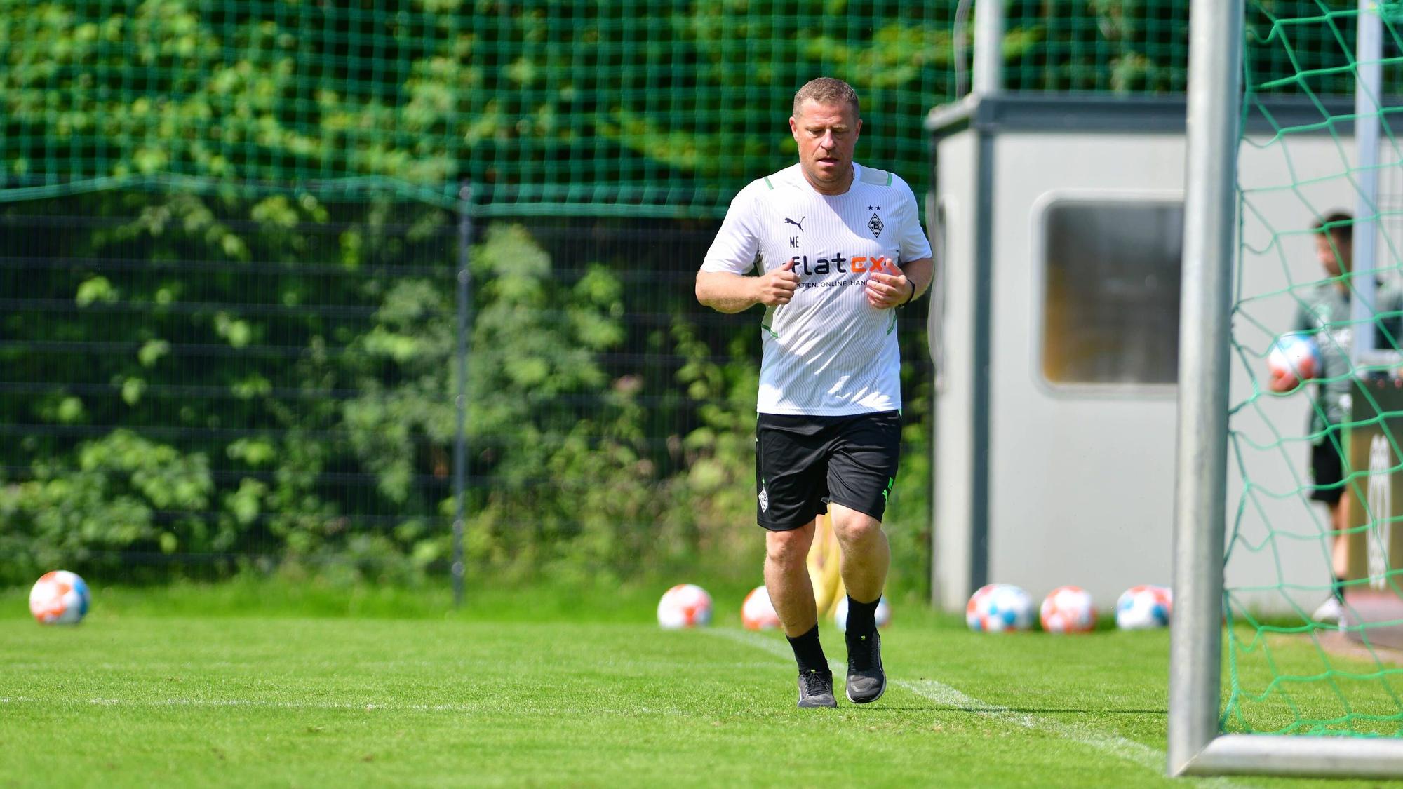 Max Eberl, Manager von Fußball-Bundesligist Borussia Mönchengladbach. Auf diesem Foto ist der 48-Jährige bei einer Laufeinheit am 18. Juli 2021 in Harsewinkel zu sehen. Eberl rennt um den Trainingsplatz.