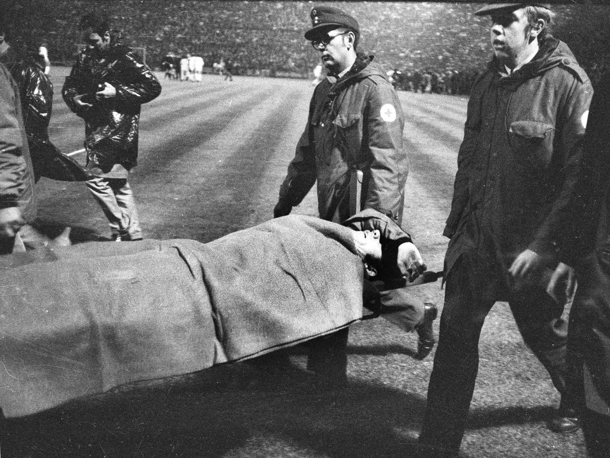 Roberto Boninsegna von Inter Mailand wird am 20. Oktober 1971, nach dem Büchsenwurf vom Bökelberg, vom Platz getragen. Borussia Mönchengladbach besiegt Inter an diesem Abend im Europapokal 7:1, das Ergebnis wird später annulliert.