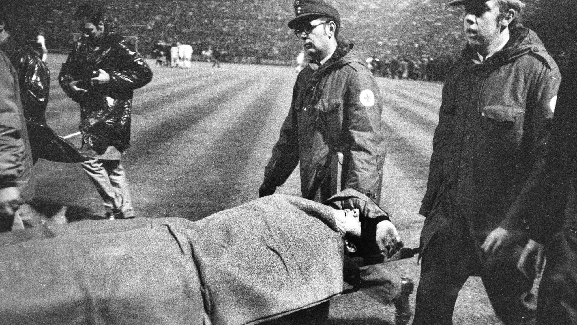 Roberto Boninsegna von Inter Mailand wird am 20. Oktober 1971, nach dem Büchsenwurf vom Bökelberg, vom Platz getragen. Borussia Mönchengladbach besiegt Inter an diesem Abend im Europapokal 7:1, das Ergebnis wird später annulliert.