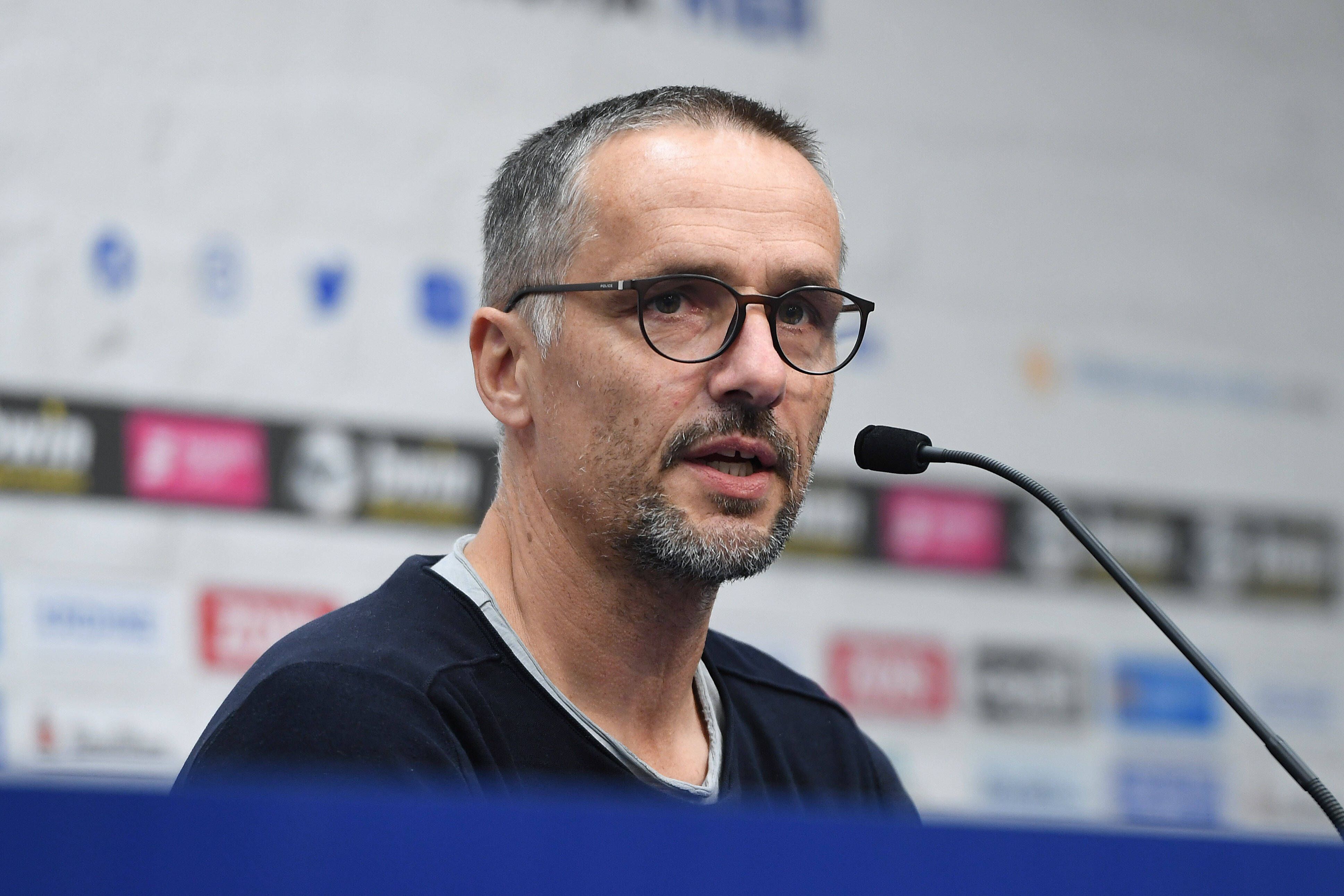 Hagen Schmidt verlässt Borussia Mönchengladbach und ist neuer Cheftrainer beim Fußball-Drittligisten MSV Duisburg. Auf diesem Foto ist er bei seiner Vorstellung in Duisburg am 18. Oktober 2021 zu sehen. Schmidt spricht ins Mikrofon.