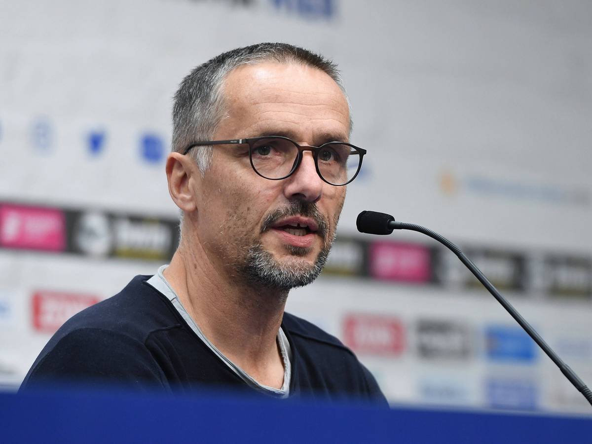 Hagen Schmidt verlässt Borussia Mönchengladbach und ist neuer Cheftrainer beim Fußball-Drittligisten MSV Duisburg. Auf diesem Foto ist er bei seiner Vorstellung in Duisburg am 18. Oktober 2021 zu sehen. Schmidt spricht ins Mikrofon.