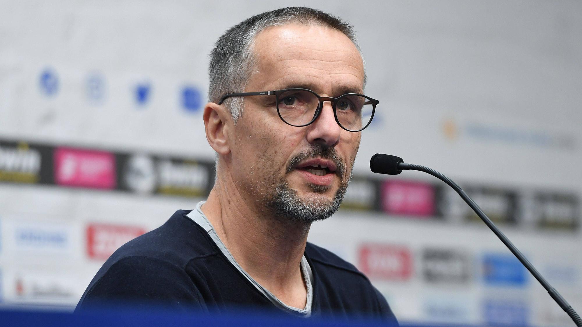 Hagen Schmidt verlässt Borussia Mönchengladbach und ist neuer Cheftrainer beim Fußball-Drittligisten MSV Duisburg. Auf diesem Foto ist er bei seiner Vorstellung in Duisburg am 18. Oktober 2021 zu sehen. Schmidt spricht ins Mikrofon.