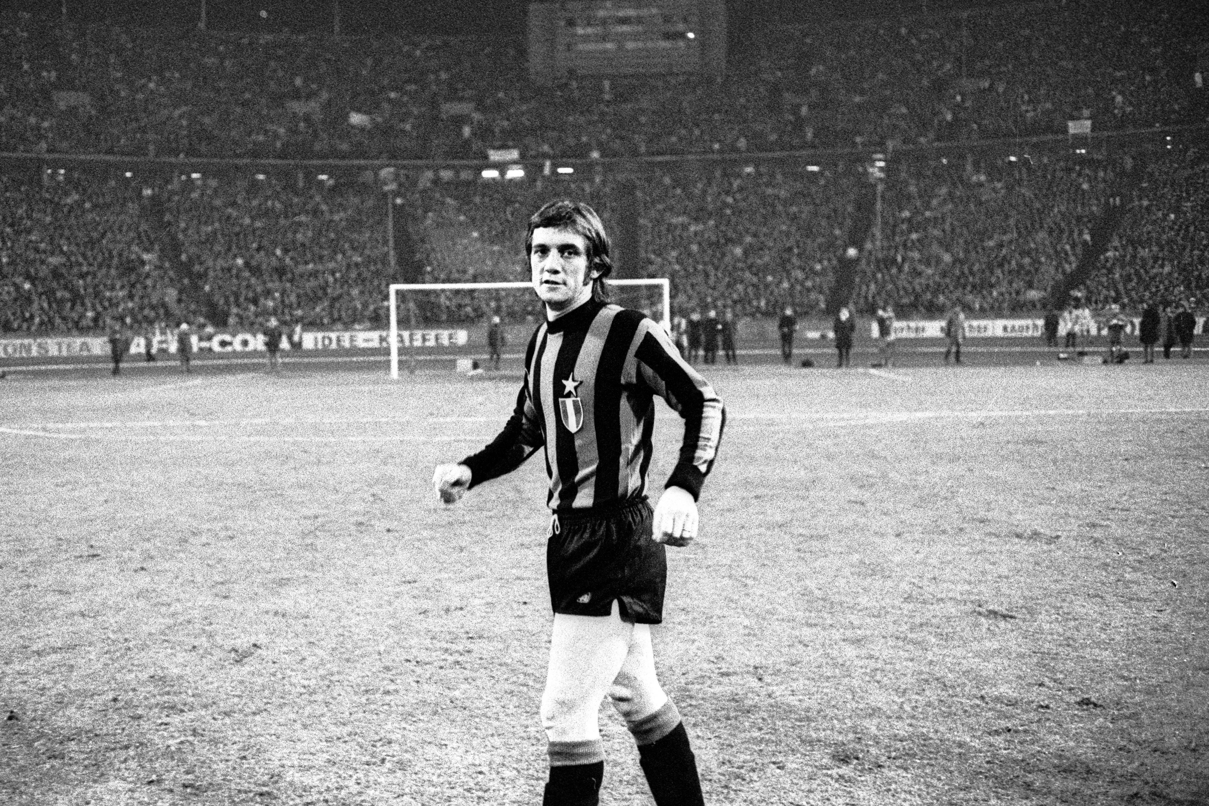 Roberto Boninsegna von Inter Mailand nach dem 0:0 gegen Borussia Mönchengladbach im Europapokal der Landesmeister am 1. Dezember 1971 im Berliner Olympiastadion. Er blickt in die Kamera des Fotgrafen.