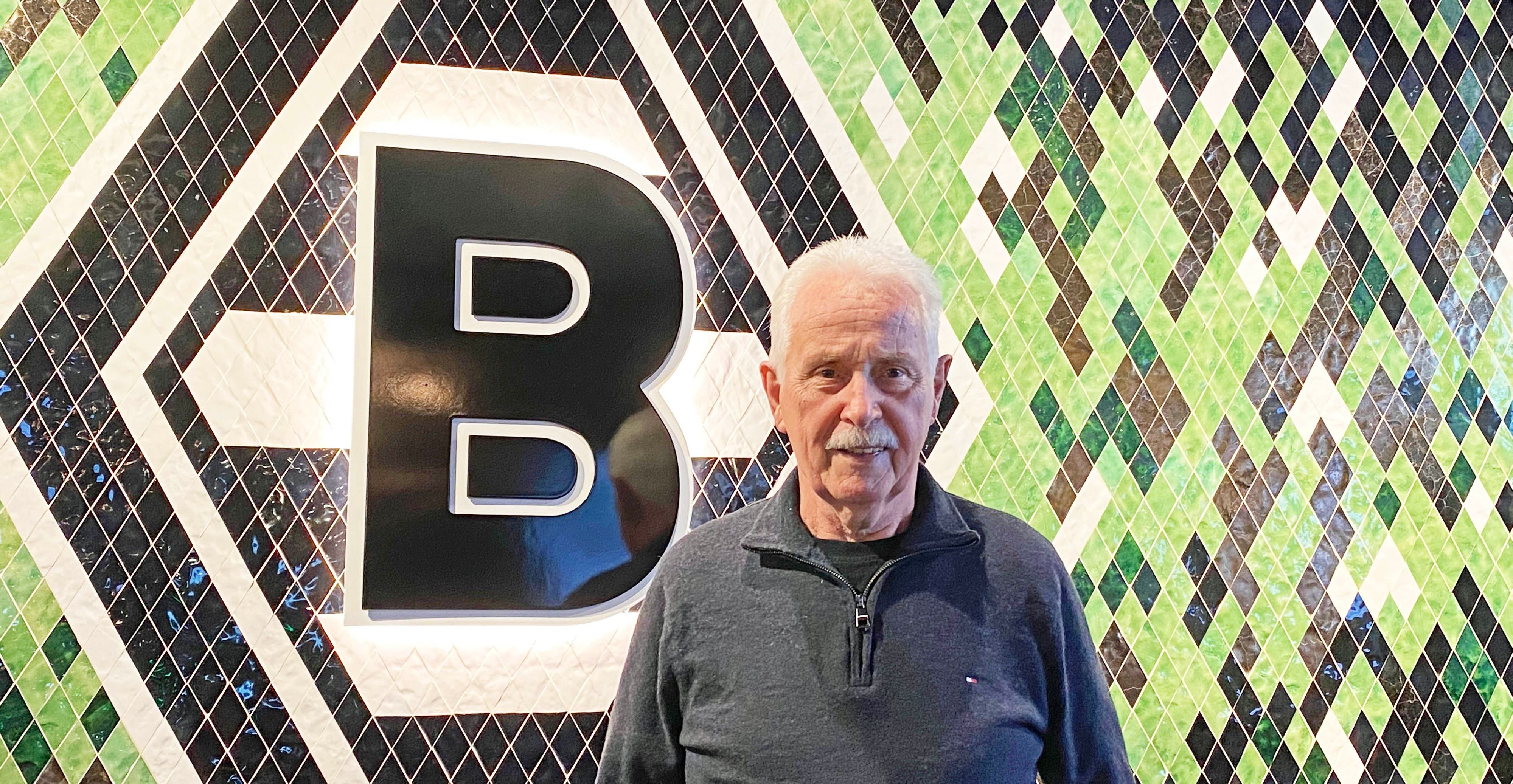 Volker Klüttermann ist Augenzeuge des Büchsenwurf-Vorfalls 1971 auf dem Gladbacher Bökelberg gegen Inter Mailand gewesen. Auf diesem Foto ist der ehemalige Sicherheitsexperte am 18. Oktober 2021 im Gladbacher Borussia-Park zu sehen.