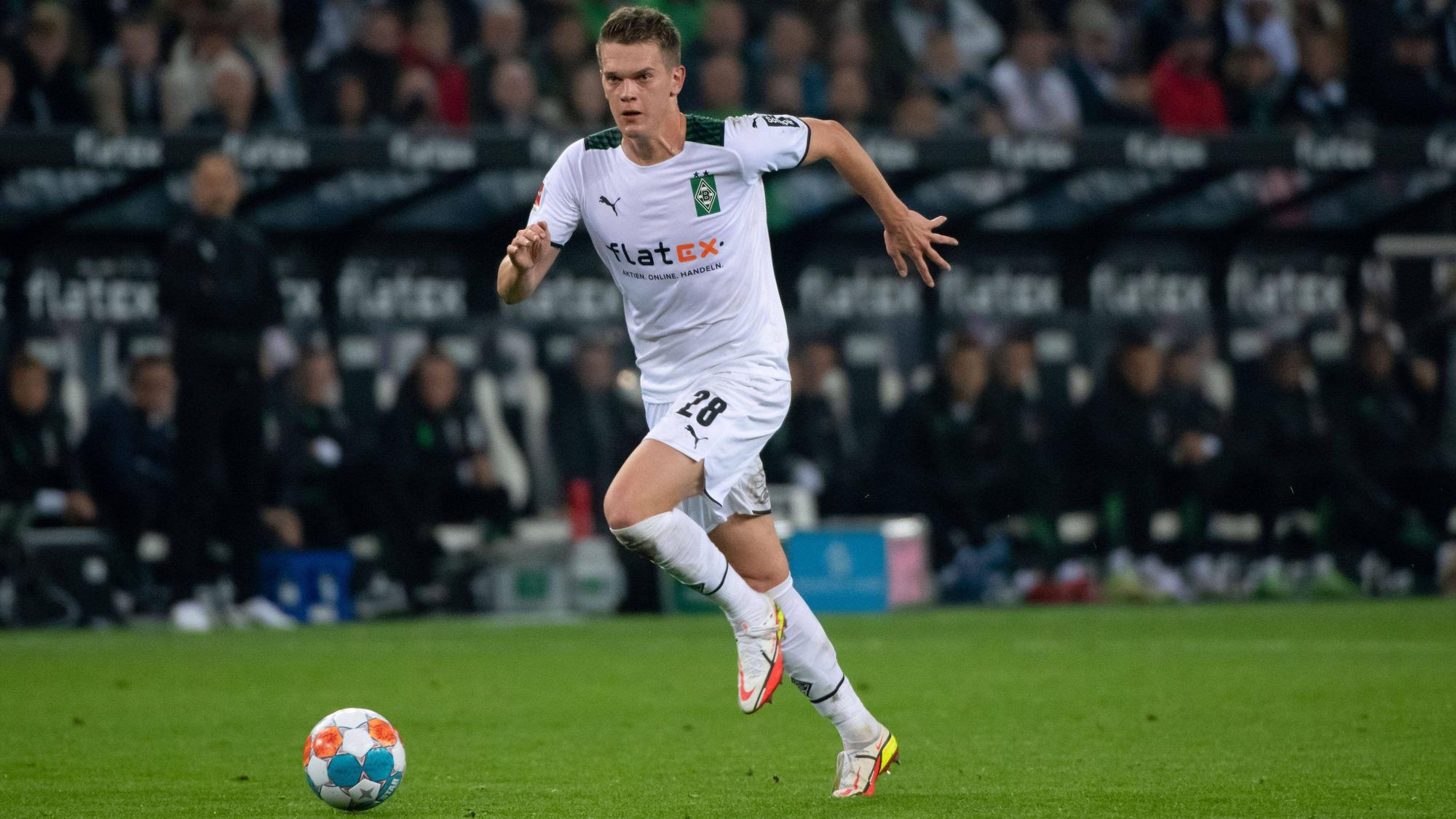 Matthias Ginter von Borussia Mönchengladbach, läuft im Bundesligaspiel gegen den VfB Stuttgart am 16. Oktober 2021 mit dem Ball am Fuß.