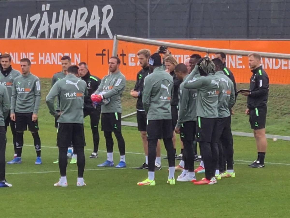 Die Mannschaft von Borussia Mönchengladbach beim Training am Dienstag (19. Oktober 2021). Erstmals nach längerer Verletzungspause wieder mit dabei Marcus Thuram (Mitte) und Ramy Bensebaini (nicht im Bild).