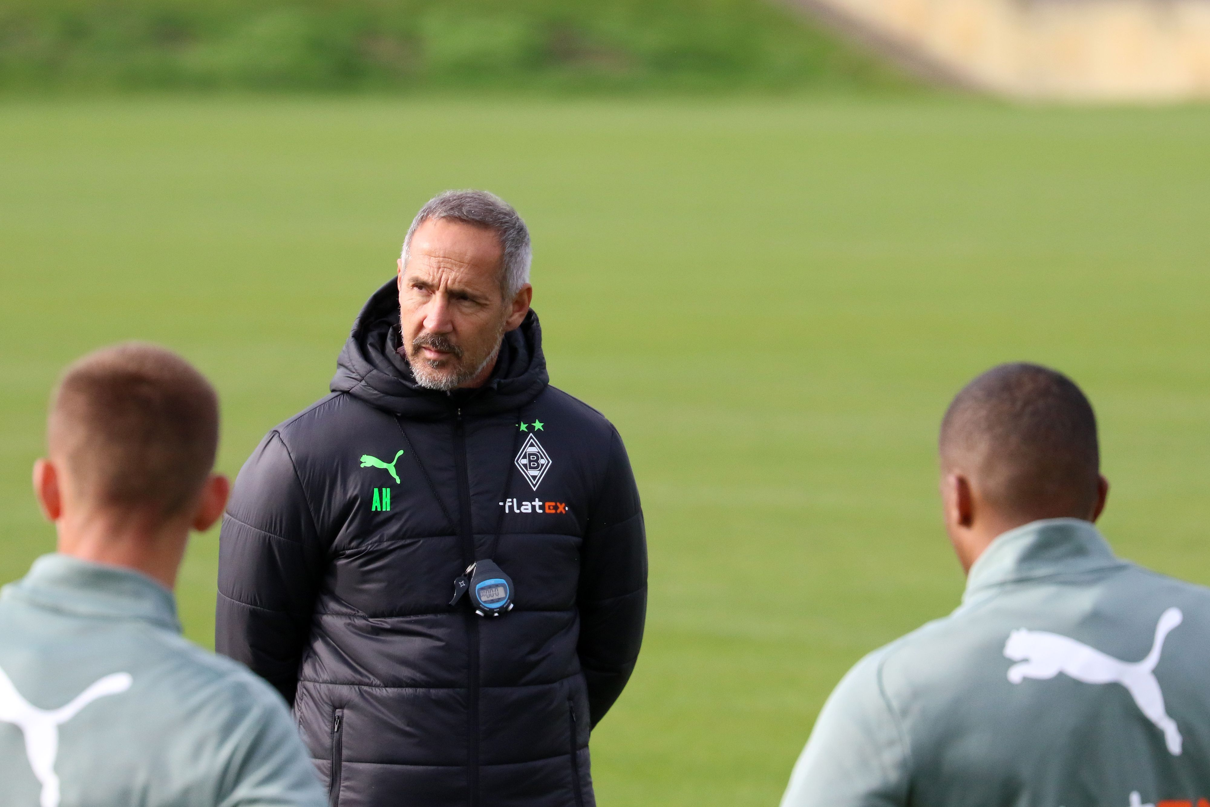 Adi Hütter, Trainer von Borussia Mönchengladbach, hier am 13.Oktober 2021 im Training seines Team, hat eine Stoppuhr um den Hals hängen.