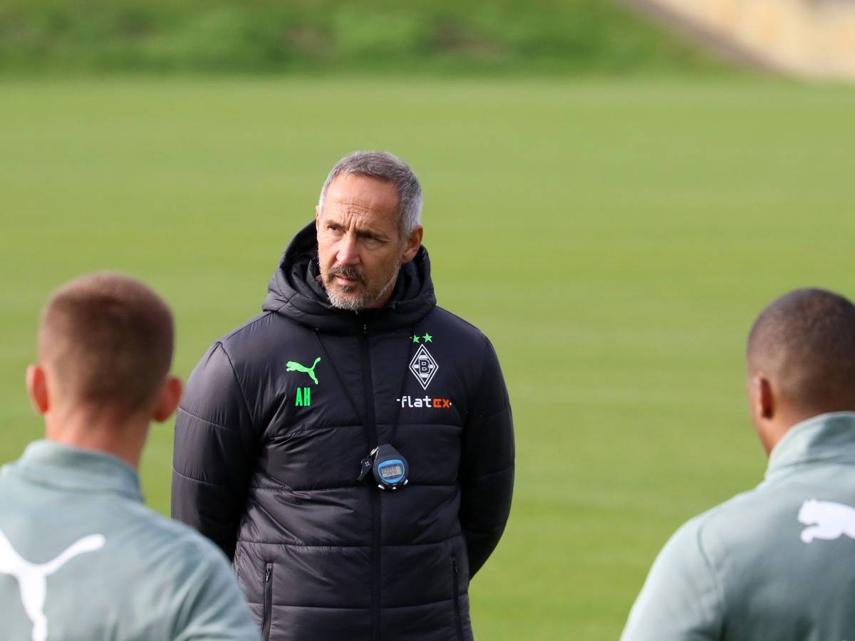 Adi Hütter, Trainer von Borussia Mönchengladbach, hier am 13.Oktober 2021 im Training seines Team, hat eine Stoppuhr um den Hals hängen.
