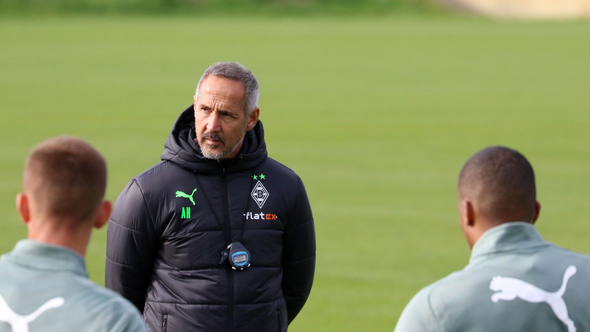 Adi Hütter, Trainer von Borussia Mönchengladbach, hier am 13.Oktober 2021 im Training seines Team, hat eine Stoppuhr um den Hals hängen.