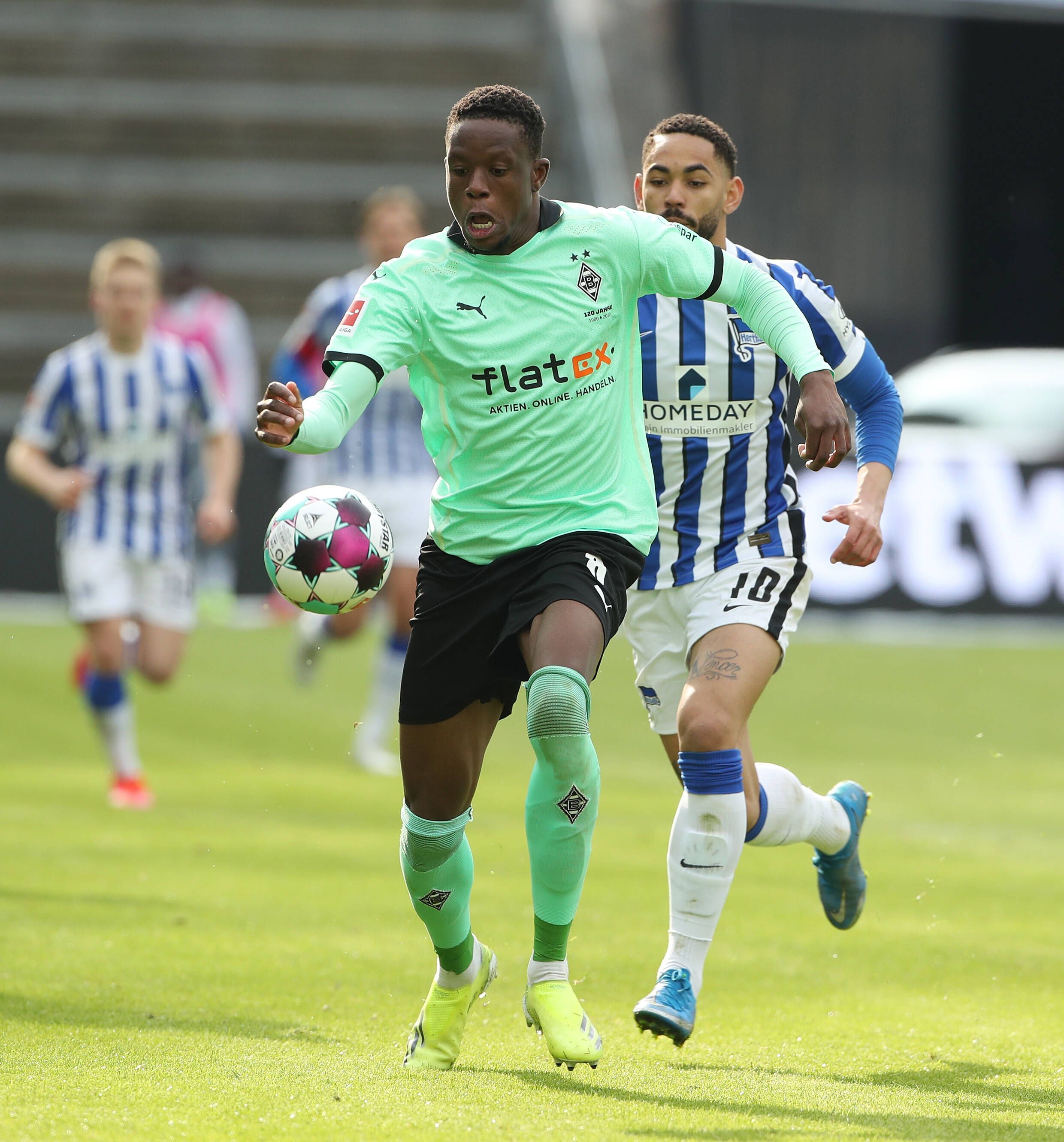 Borussia Mönchengladbach gastiert am Samstag (23. Oktober 2021) bei Hertha BSC. Das Foto zeigt Gladbachs Denis Zakaria im Zweikampf mit Ex-Hertha-Spieler Mattheus Cunha bei einem vergangenen Duell am 10. April 2021.