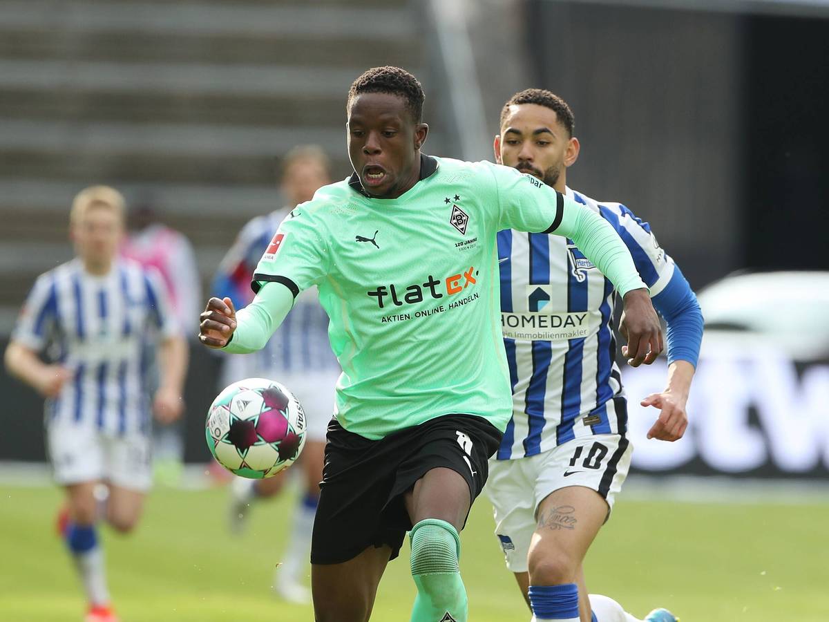 Borussia Mönchengladbach gastiert am Samstag (23. Oktober 2021) bei Hertha BSC. Das Foto zeigt Gladbachs Denis Zakaria im Zweikampf mit Ex-Hertha-Spieler Mattheus Cunha bei einem vergangenen Duell am 10. April 2021.