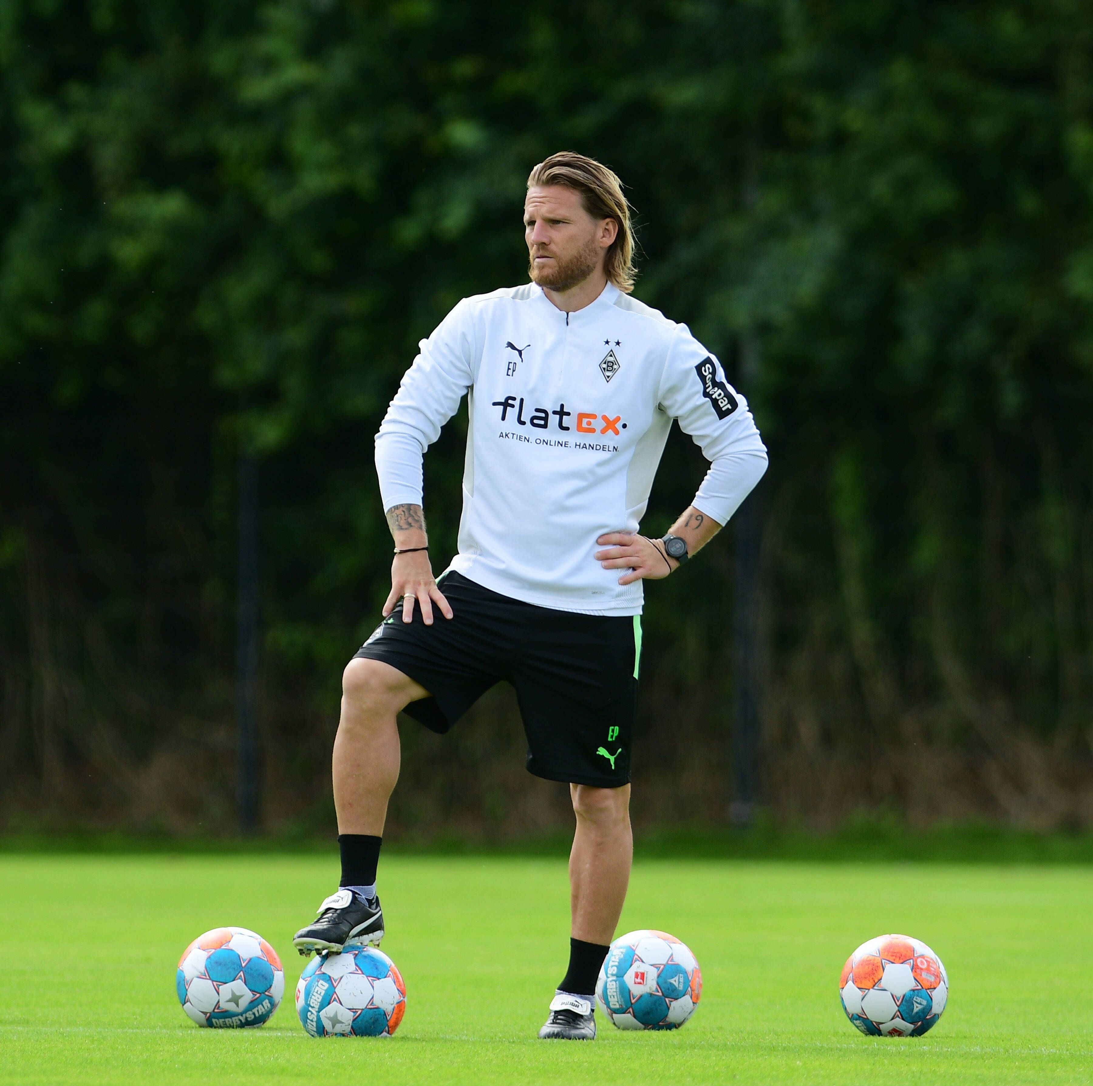 Borussia-Trainer Eugen Polanski, hier zu sehen am 20. Juli 2021 im Trainingslager des Gladbacher Profikaders in Harsewinkel. Polanski trainiert inzwischen die U23. Er schaut zur Seite.