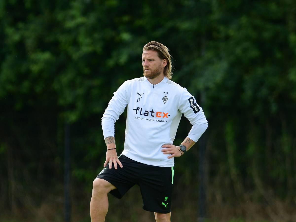 Borussia-Trainer Eugen Polanski, hier zu sehen am 20. Juli 2021 im Trainingslager des Gladbacher Profikaders in Harsewinkel. Polanski trainiert inzwischen die U23. Er schaut zur Seite.