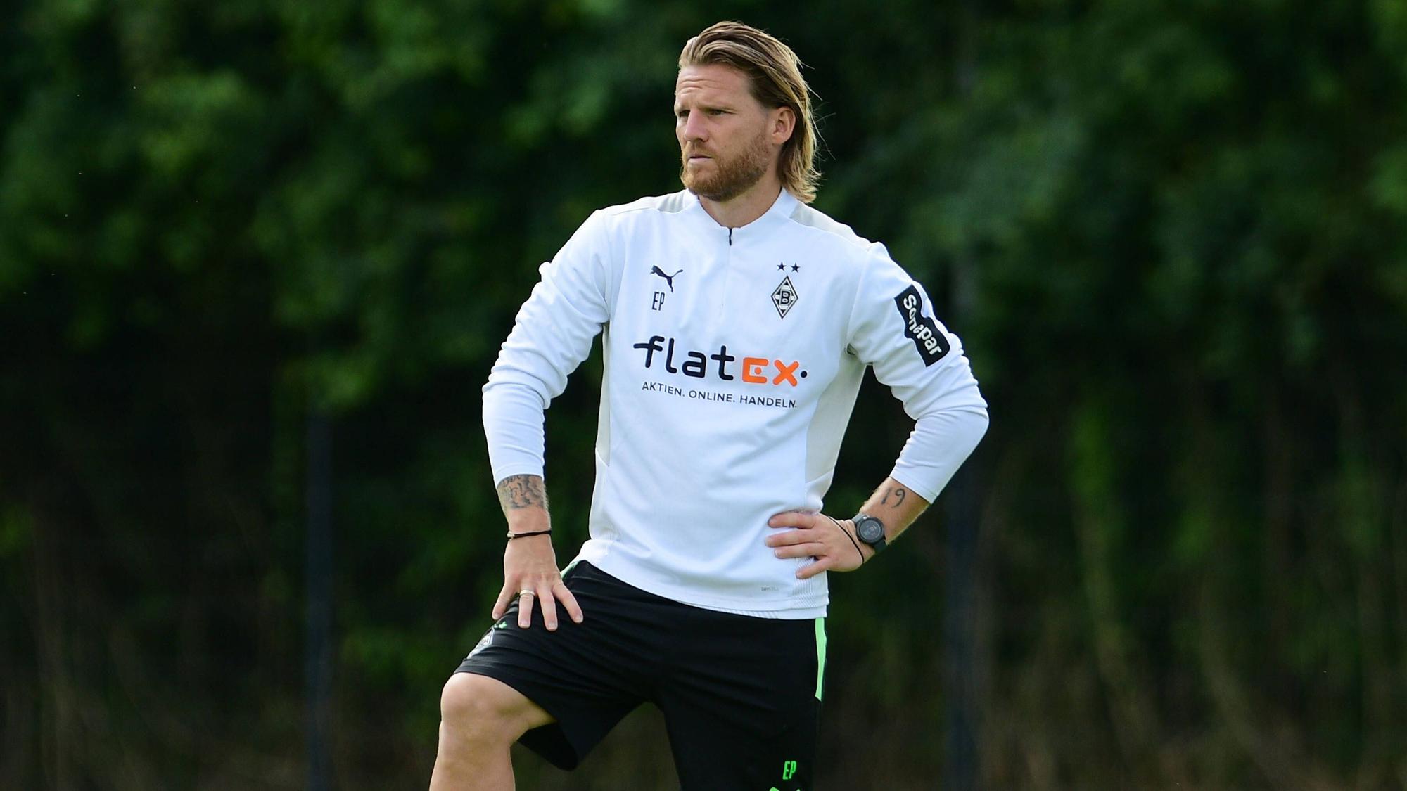 Eugen Polanski von Borussia Mönchengladbach steht am 20. Juli 2021 im Trainingslager in Harsewinkel auf dem Fußballplatz.