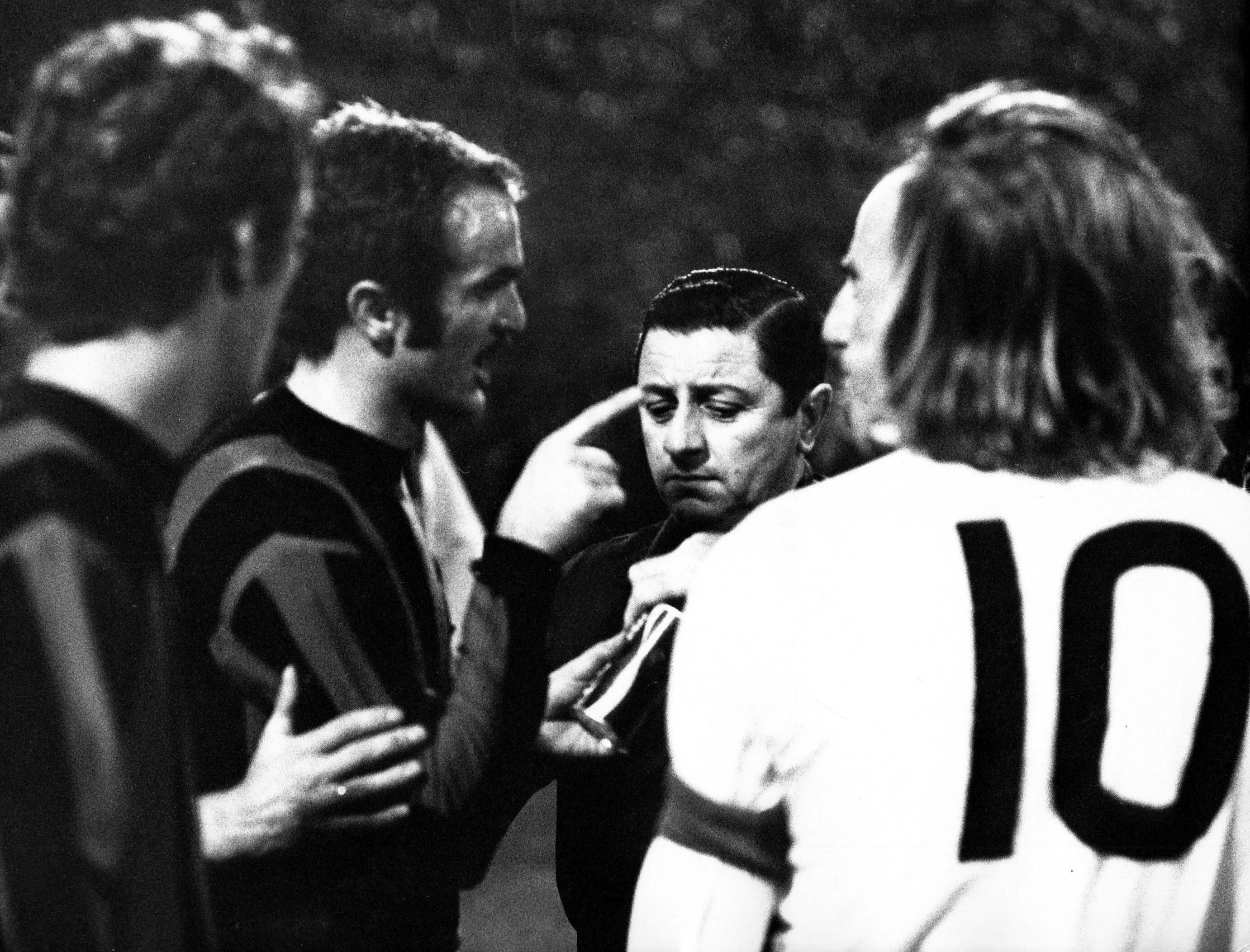 Sandro Mazzola von Inter Mailand (2.v.l.) zeigt dem Schiedsrichter die Cola-Dose. Günter Netzer (r.) von Borussia Mönchengladbach verfolgt das Treiben auf dem Rasen des Bökelbergstadion am 20. Oktober 2021.