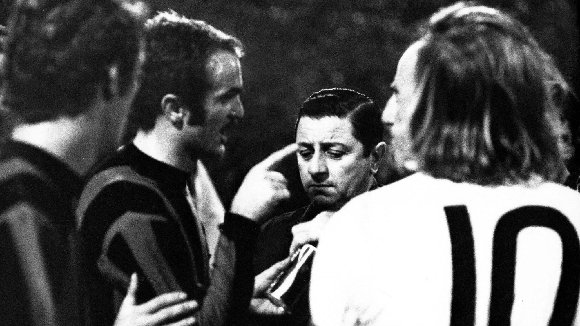 Sandro Mazzola von Inter Mailand (2.v.l.) zeigt dem Schiedsrichter die Cola-Dose. Günter Netzer (r.) von Borussia Mönchengladbach verfolgt das Treiben auf dem Rasen des Bökelbergstadion am 20. Oktober 2021.
