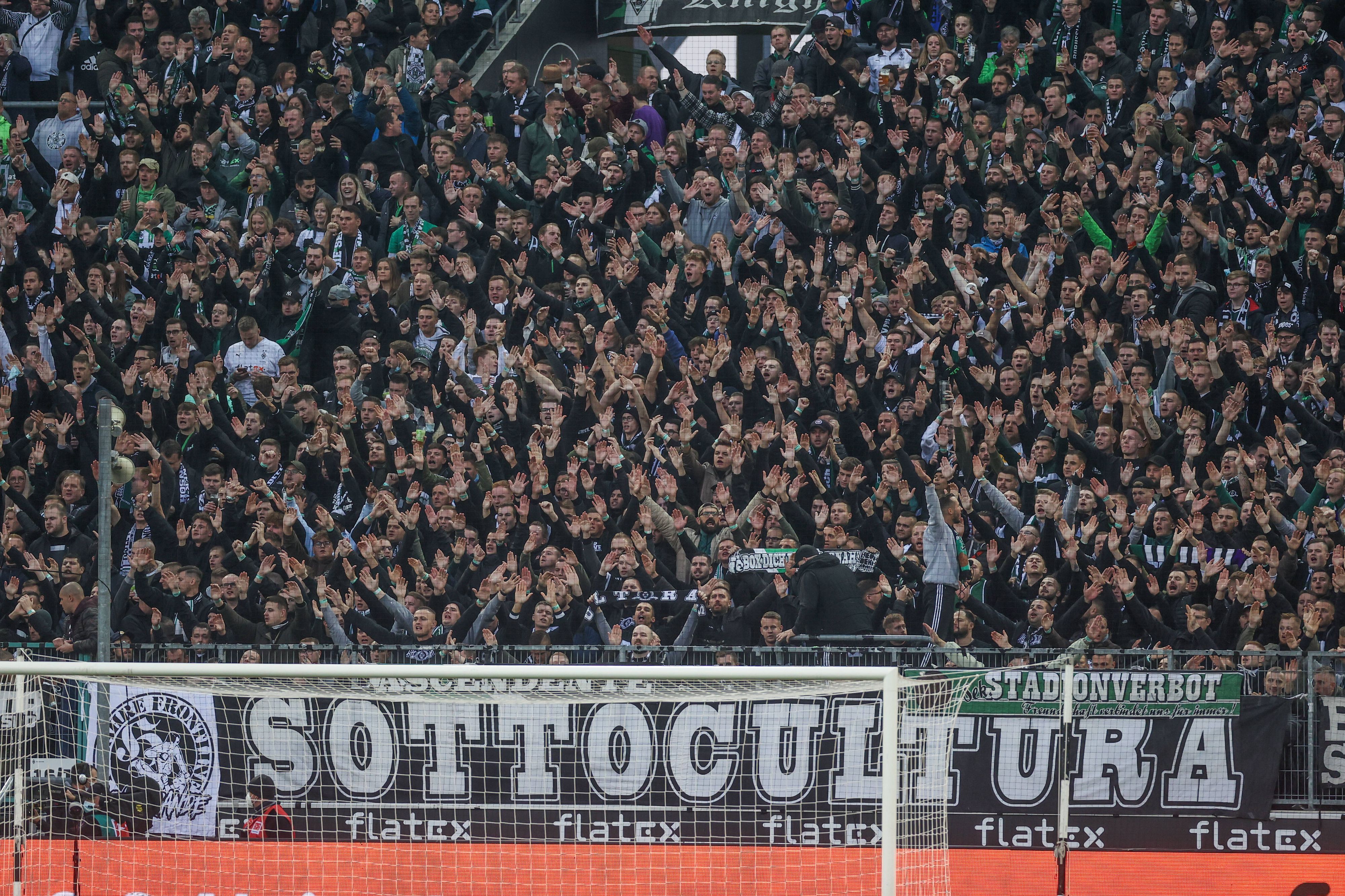 Fans von Borussia Mönchengladbach in der Nordkurve, die ihren Klub anfeuern am 16. Oktober 2021, im Heimspiel gegen den VfB Stuttgart.