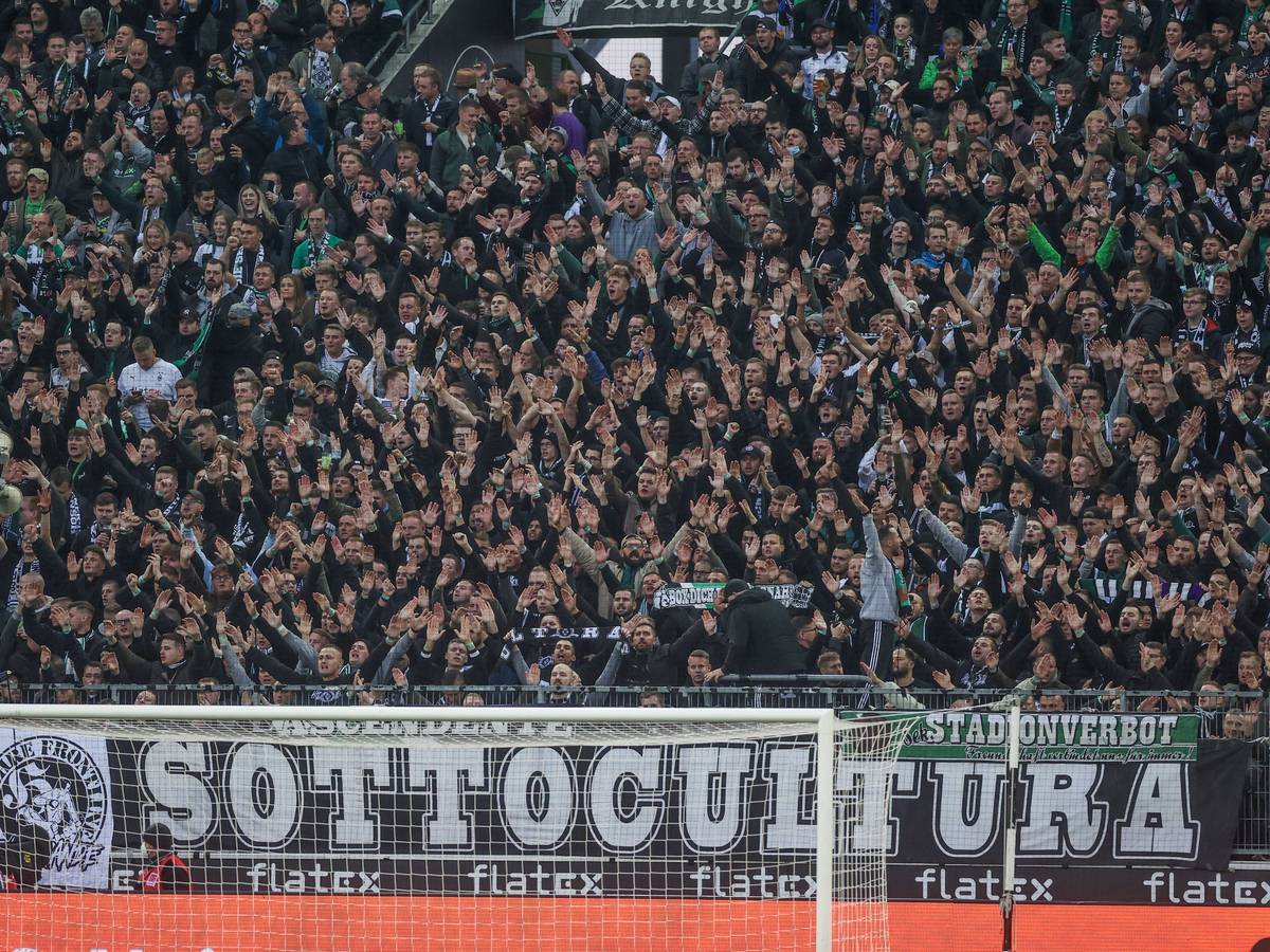 Fans von Borussia Mönchengladbach in der Nordkurve, die ihren Klub anfeuern am 16. Oktober 2021, im Heimspiel gegen den VfB Stuttgart.