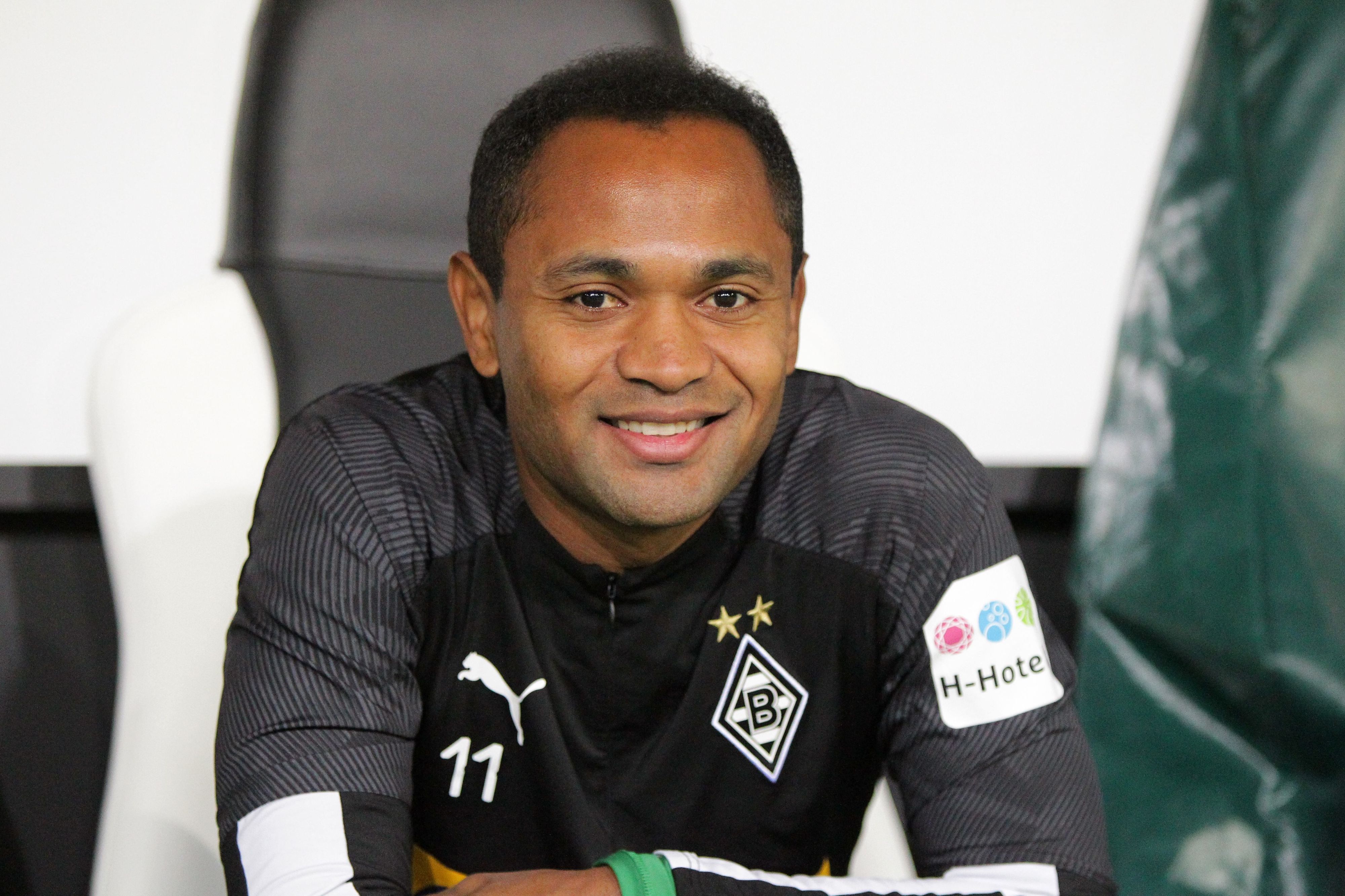 Raffael Caetano de Araújo, ehemaliger Spieler von Fußball-Bundesligist Borussia Mönchengladbach, hat mit FK Pohronie einen neuen Klub gefunden. Auf diesem Foto ist der Offensivspieler am 19. September 2019 im Borussia-Park zu sehen. Raffael sitzt auf der Bank und lächelt in die Kamera.