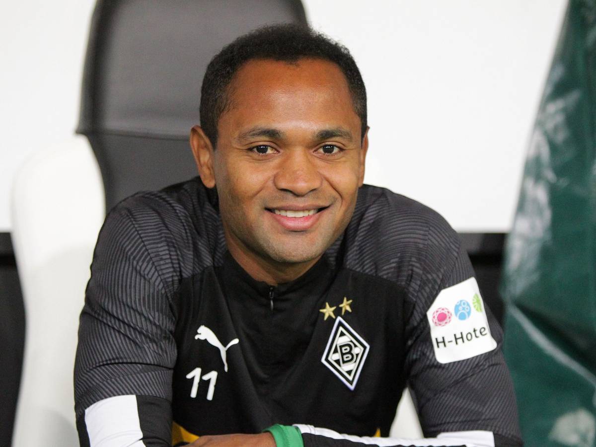 Raffael Caetano de Araújo, ehemaliger Spieler von Fußball-Bundesligist Borussia Mönchengladbach, hat mit FK Pohronie einen neuen Klub gefunden. Auf diesem Foto ist der Offensivspieler am 19. September 2019 im Borussia-Park zu sehen. Raffael sitzt auf der Bank und lächelt in die Kamera.