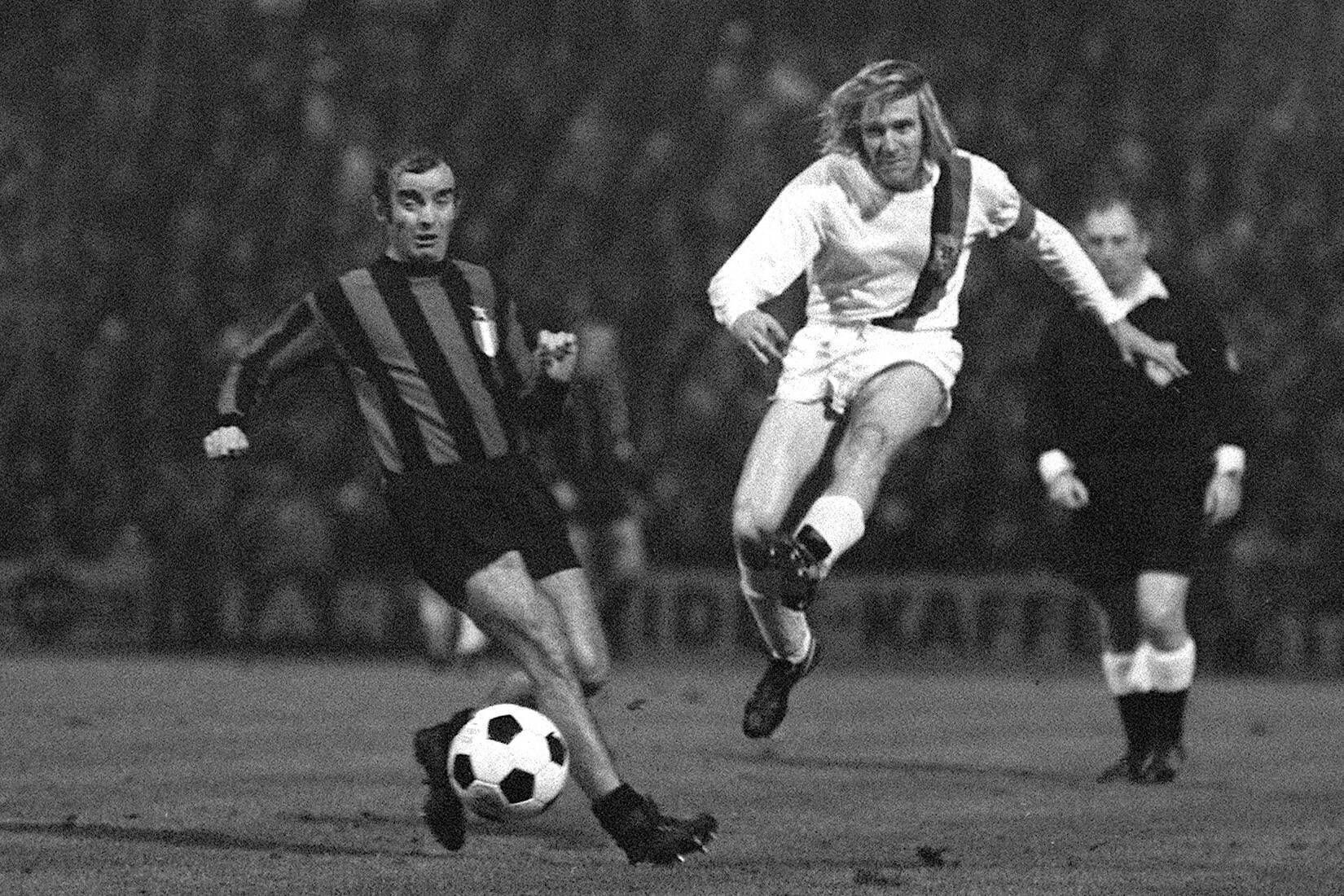 Günter Netzer beim Torschuss während des 7:1-Sieges von Borussia Mönchengladbach am 20. Oktober 1971 auf dem Bökelberg gegen Inter Mailand.