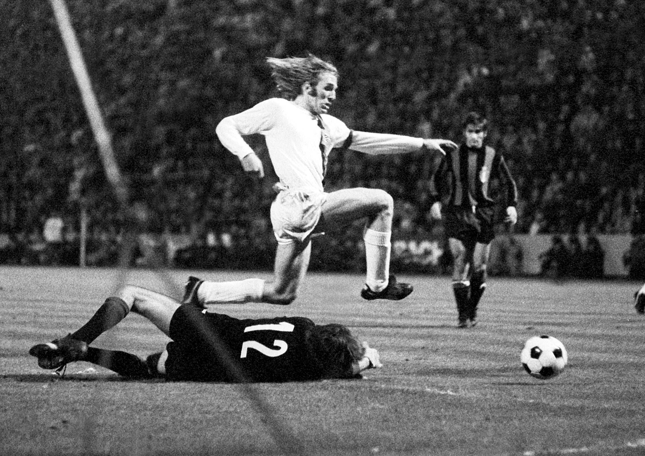 Welt- und Europameister Günter Netzer macht am 20. Oktober 1971 beim 7:1 von Borussia Mönchengladbach im Europapokal der Landesmeister gegen Inter Mailand auf dem Bökelberg eines seiner besten Spiele im Trikot der Fohlen-Elf. In dieser Szene legt Netzer den Ball am Torhüter vorbei.