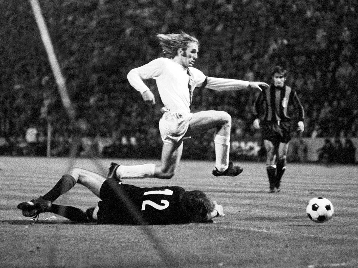 Welt- und Europameister Günter Netzer macht am 20. Oktober 1971 beim 7:1 von Borussia Mönchengladbach im Europapokal der Landesmeister gegen Inter Mailand auf dem Bökelberg eines seiner besten Spiele im Trikot der Fohlen-Elf. In dieser Szene legt Netzer den Ball am Torhüter vorbei.