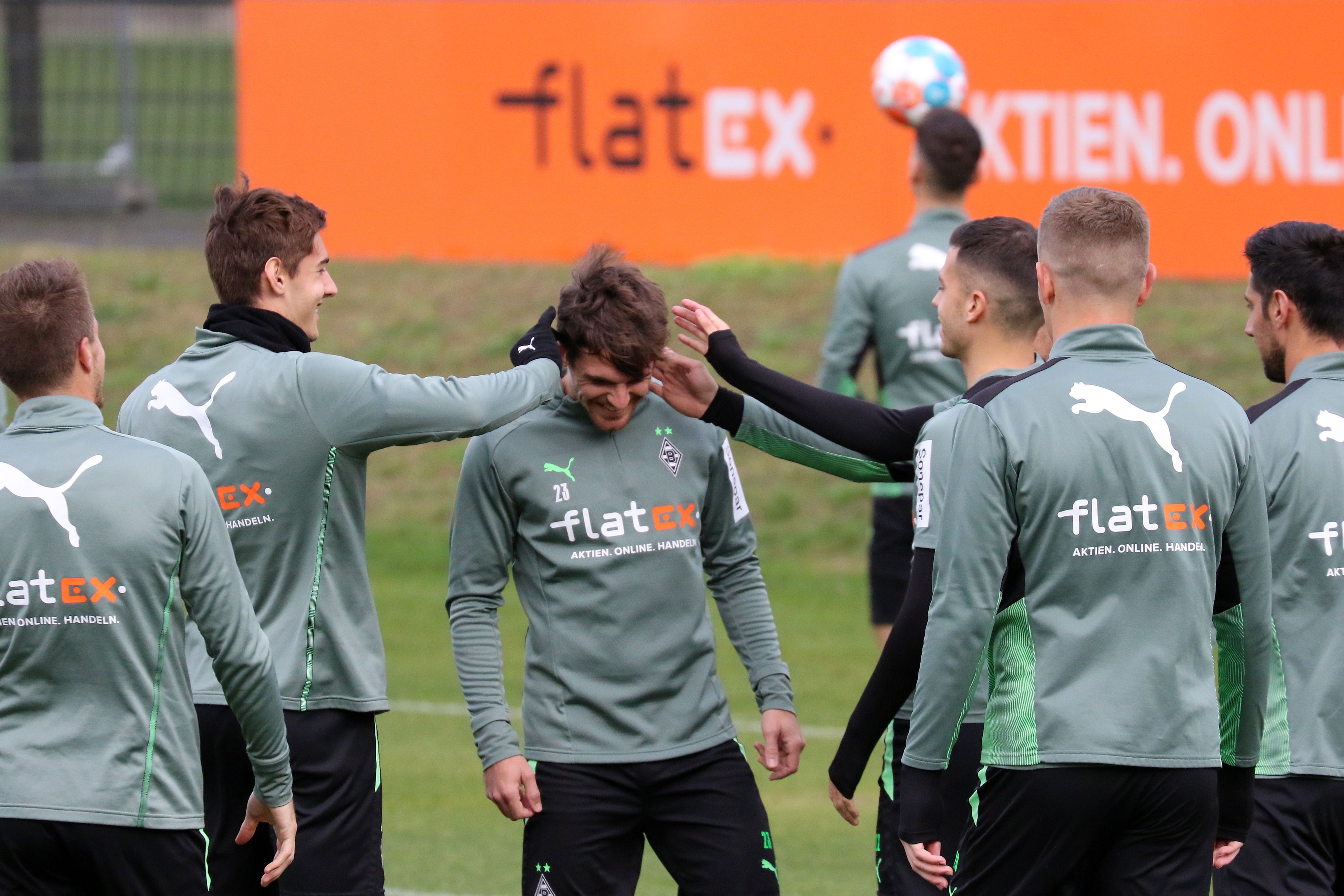 Nationalspieler Jonas Hofmann ist am Mittwoch (20. Oktober 2021) im Borussia-Park ins Mannschafts-Training von Fußball-Bundesligist Borussia Mönchengladbach eingestiegen. Seine Team-Kollegen verpassen Hofmann einen Satz heiße Ohren.