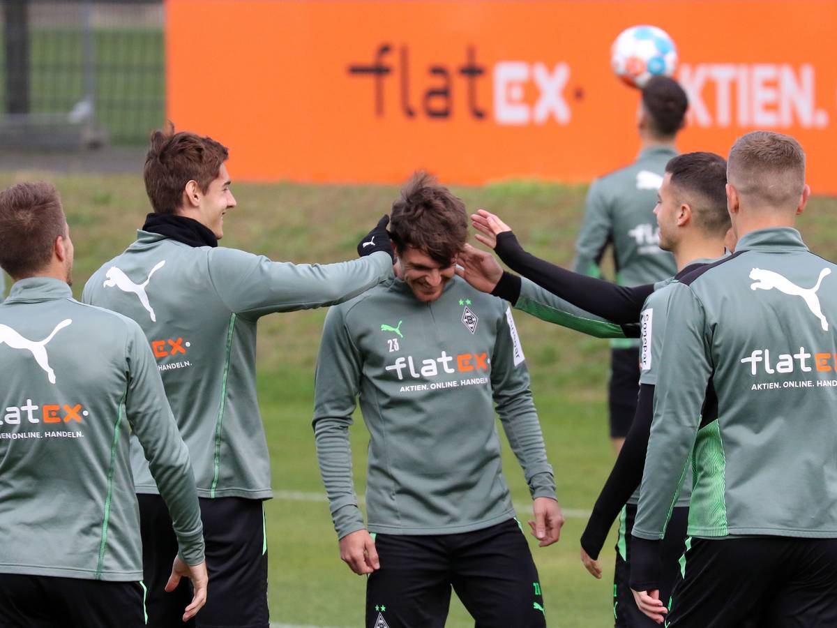 Nationalspieler Jonas Hofmann ist am Mittwoch (20. Oktober 2021) im Borussia-Park ins Mannschafts-Training von Fußball-Bundesligist Borussia Mönchengladbach eingestiegen. Seine Team-Kollegen verpassen Hofmann einen Satz heiße Ohren.