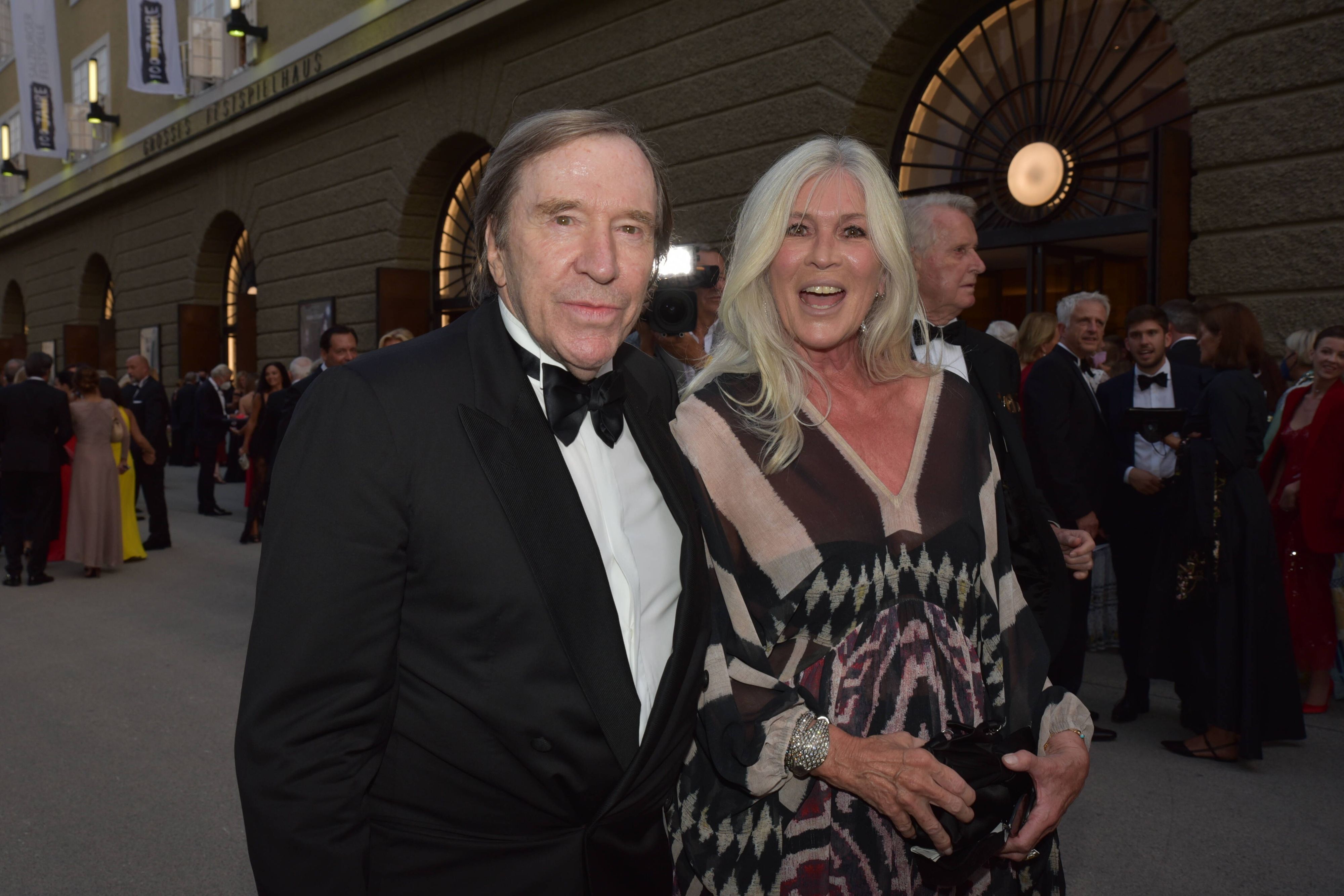 Günter Netzer (l.) mit seiner Gattin Elvira (r.) bei den Salzburger Festspielen am 21. August 2021.