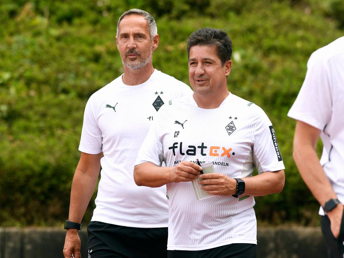Adi Hütter, Cheftrainer von Fußball-Bundesligist Borussia Mönchengladbach, und sein Co-Trainer Christian Peintinger am 10. Juli 2021 beim Testspiel gegen Viktoria Köln im Rheydter Grenzlandstadion. Beide Trainer lächeln.