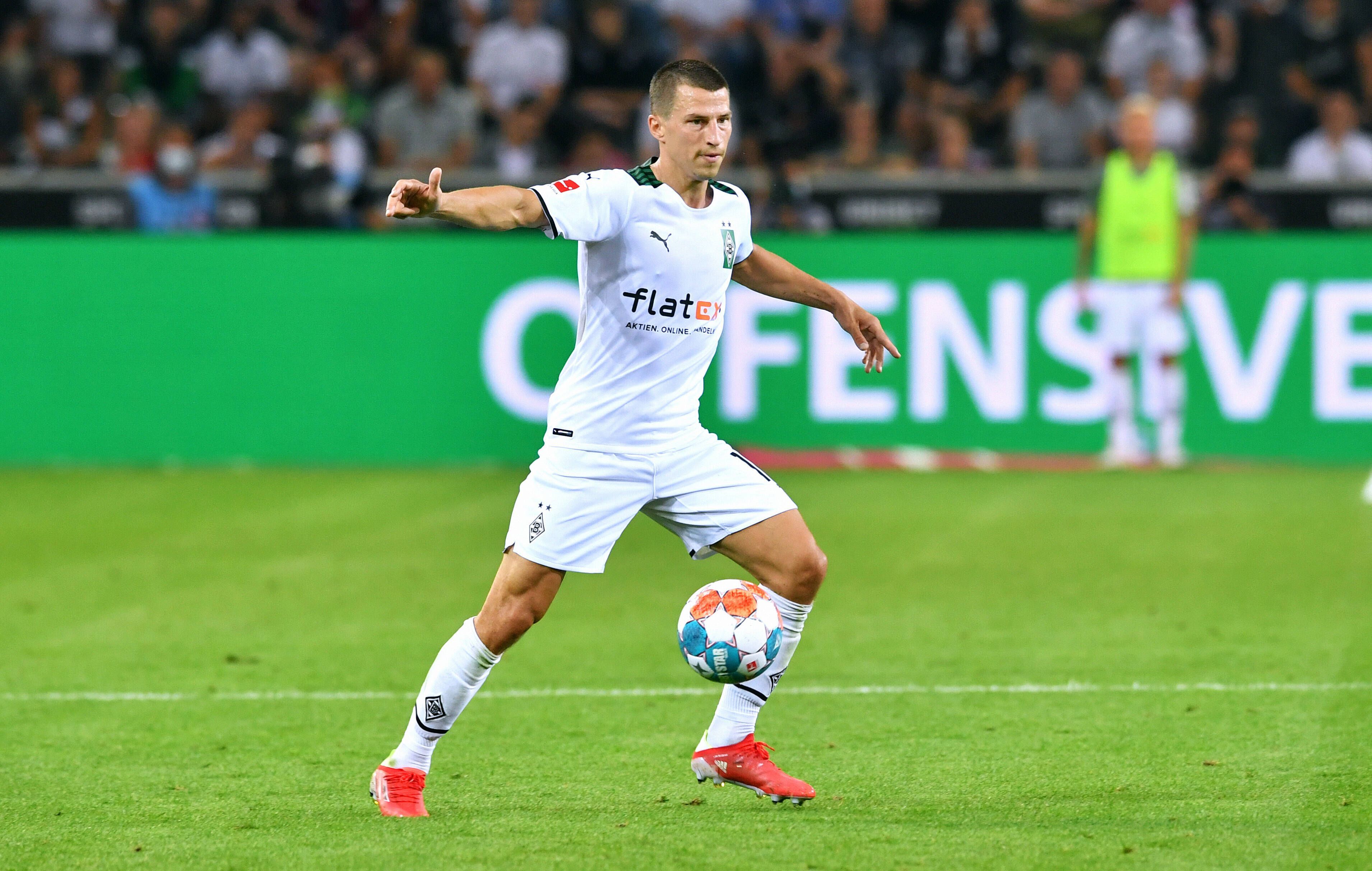 Stefan Lainer am Ball während des Bundesliga-Spiels zwischen Borussia Mönchengladbach und Bayern München am 13. August 2021.