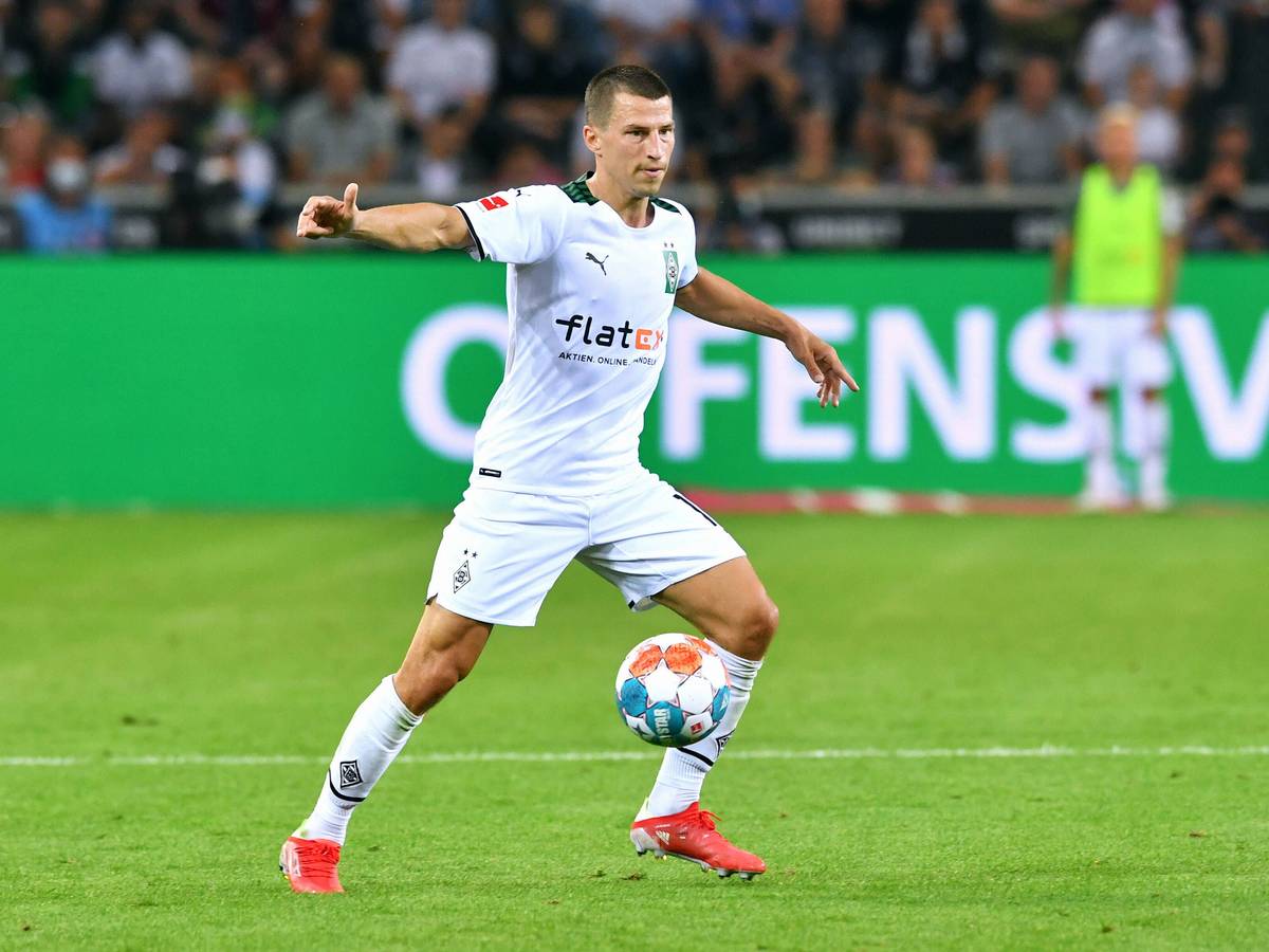 Stefan Lainer am Ball während des Bundesliga-Spiels zwischen Borussia Mönchengladbach und Bayern München am 13. August 2021.