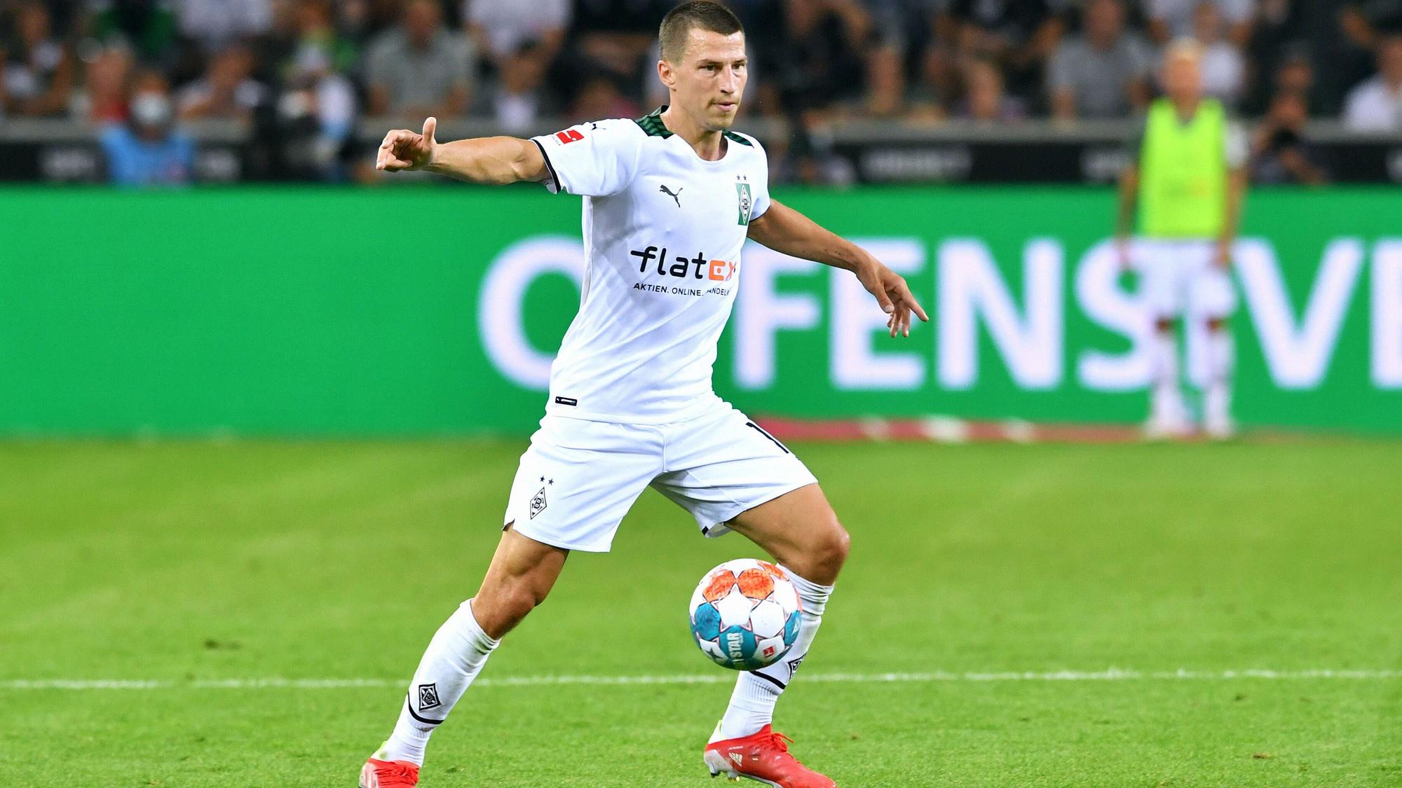 Stefan Lainer am Ball während des Bundesliga-Spiels zwischen Borussia Mönchengladbach und Bayern München am 13. August 2021.