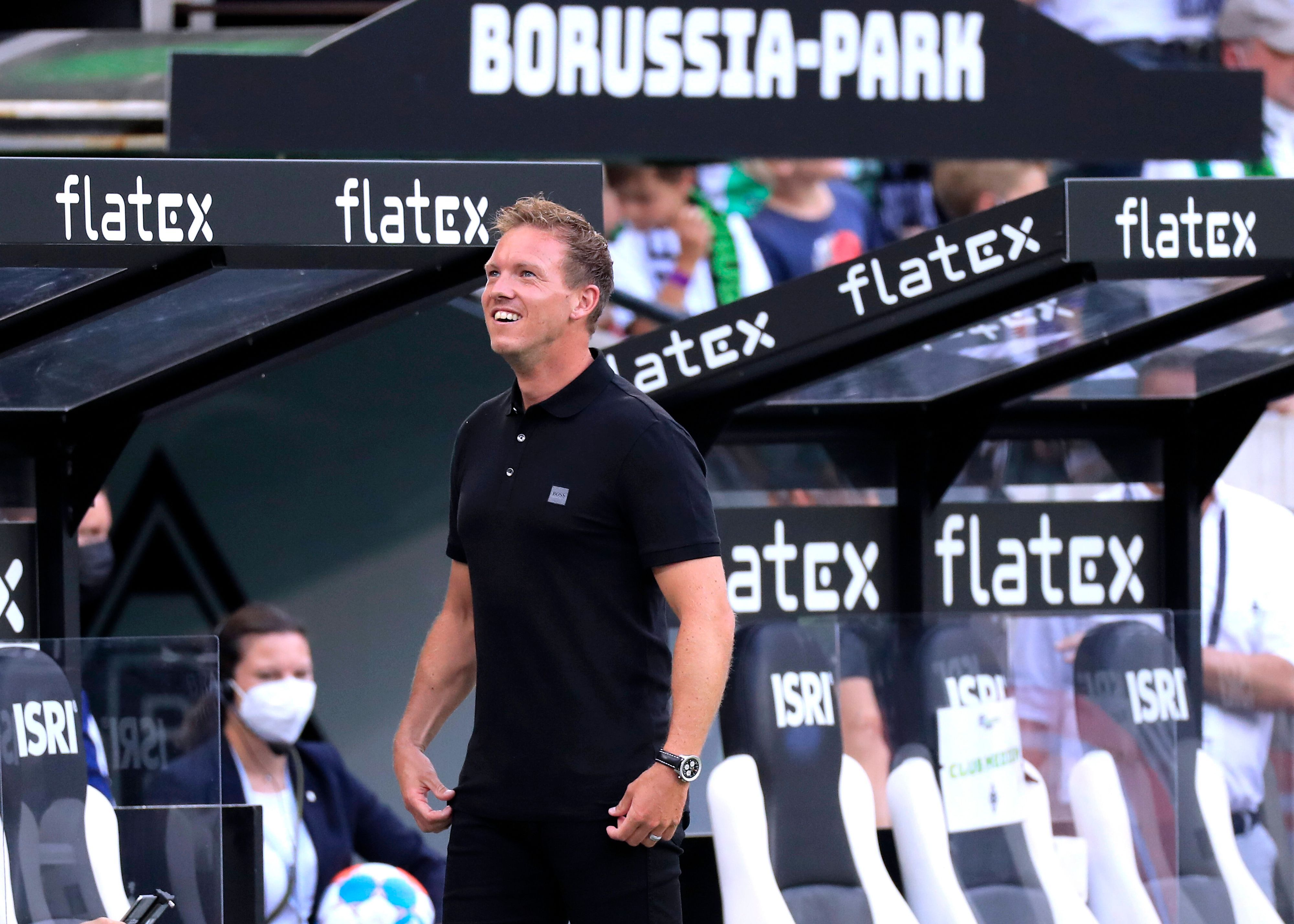 Julian Nagelsmann, Trainer des FC Bayern München, auf diesem Foto beim Bundesliga-Duell gegen Borussia Mönchengladbach am 13. August 2021 im Borussia-Park zu sehen. Nagelsmann schaut hoch und lächelt.