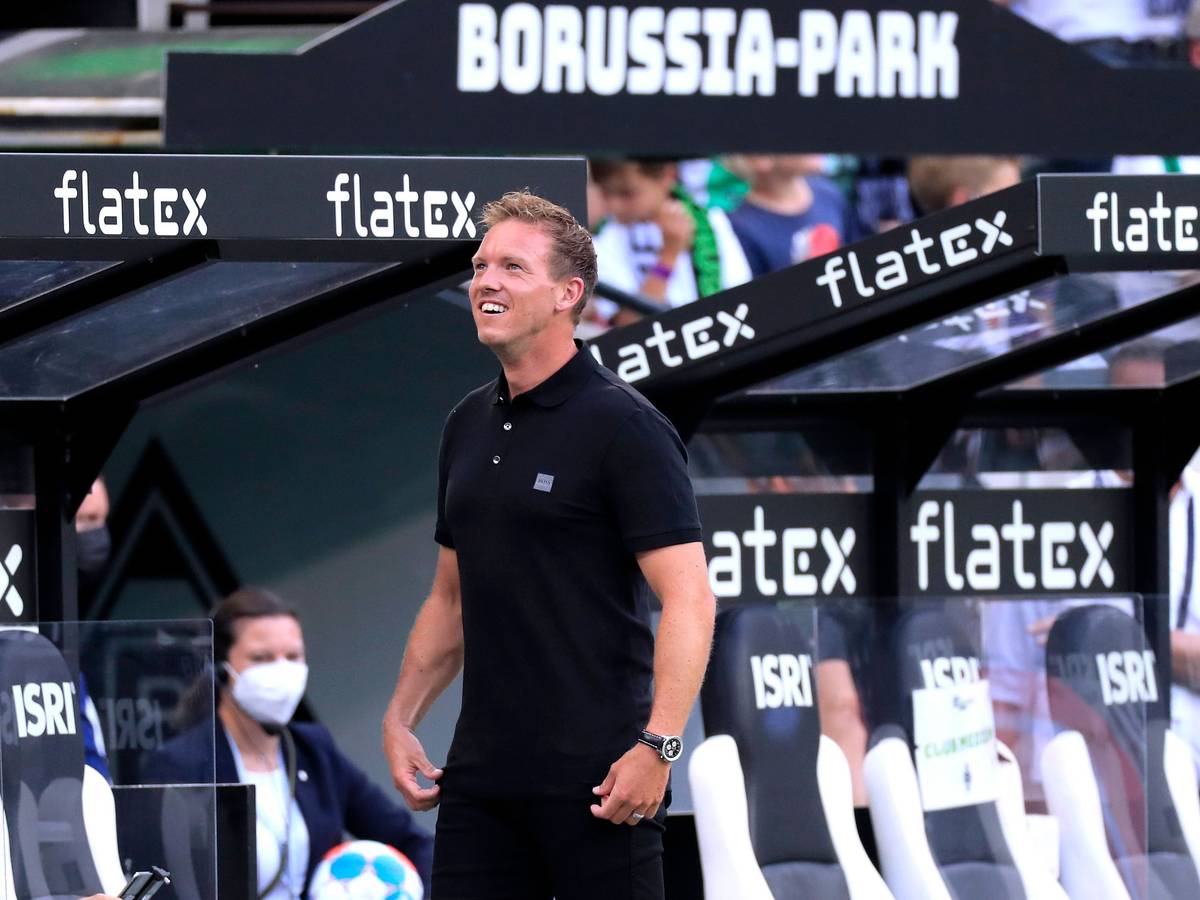 Julian Nagelsmann, Trainer des FC Bayern München, auf diesem Foto beim Bundesliga-Duell gegen Borussia Mönchengladbach am 13. August 2021 im Borussia-Park zu sehen. Nagelsmann schaut hoch und lächelt.
