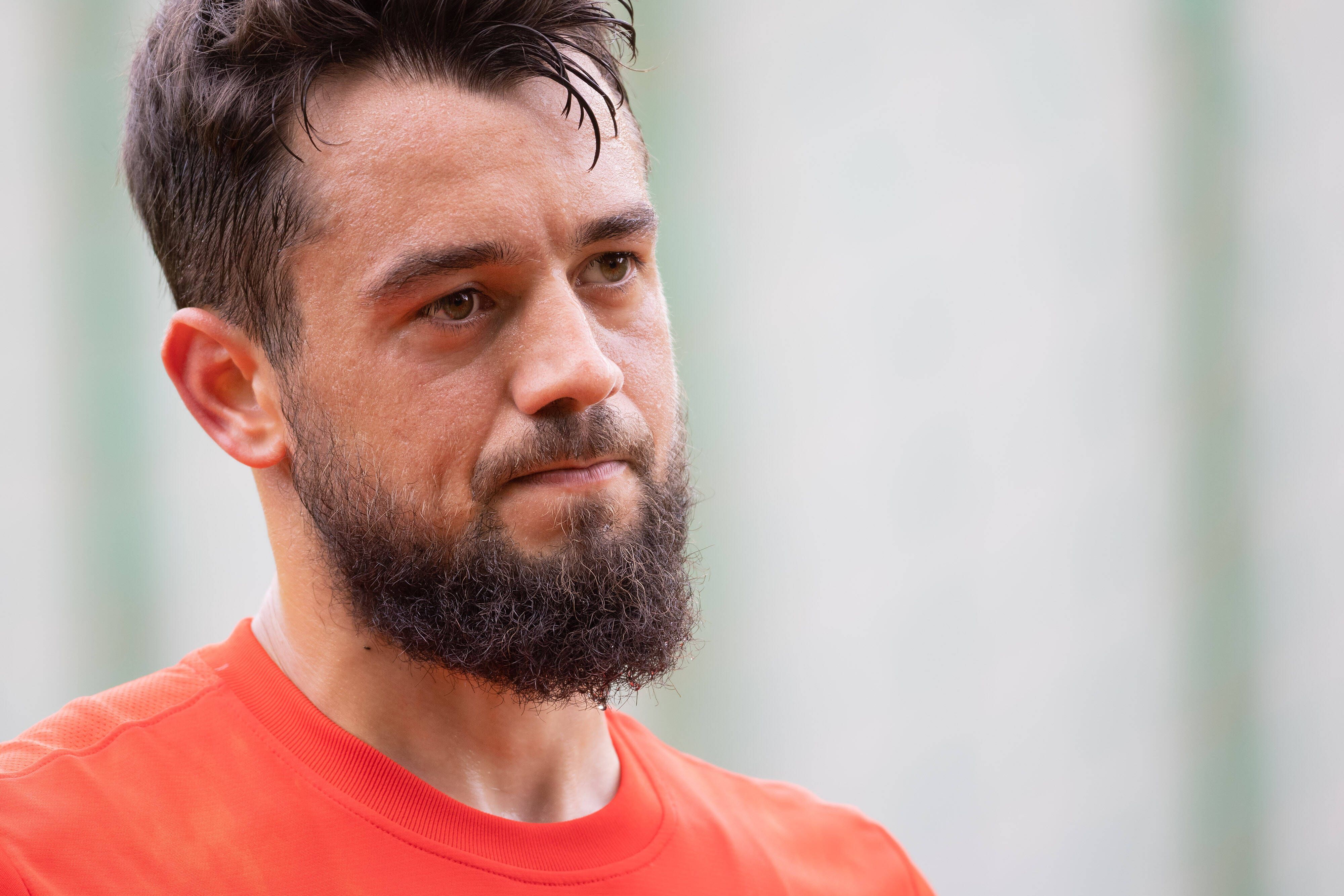 Amin Younes, Ex-Spieler von Borussia Mönchengladbach, schaut bei einer Trainingseinheit von Eintracht Frankfurt am 4. August 2021 skeptisch in die Kamera.