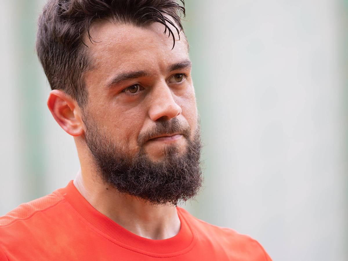 Amin Younes, Ex-Spieler von Borussia Mönchengladbach, schaut bei einer Trainingseinheit von Eintracht Frankfurt am 4. August 2021 skeptisch in die Kamera.