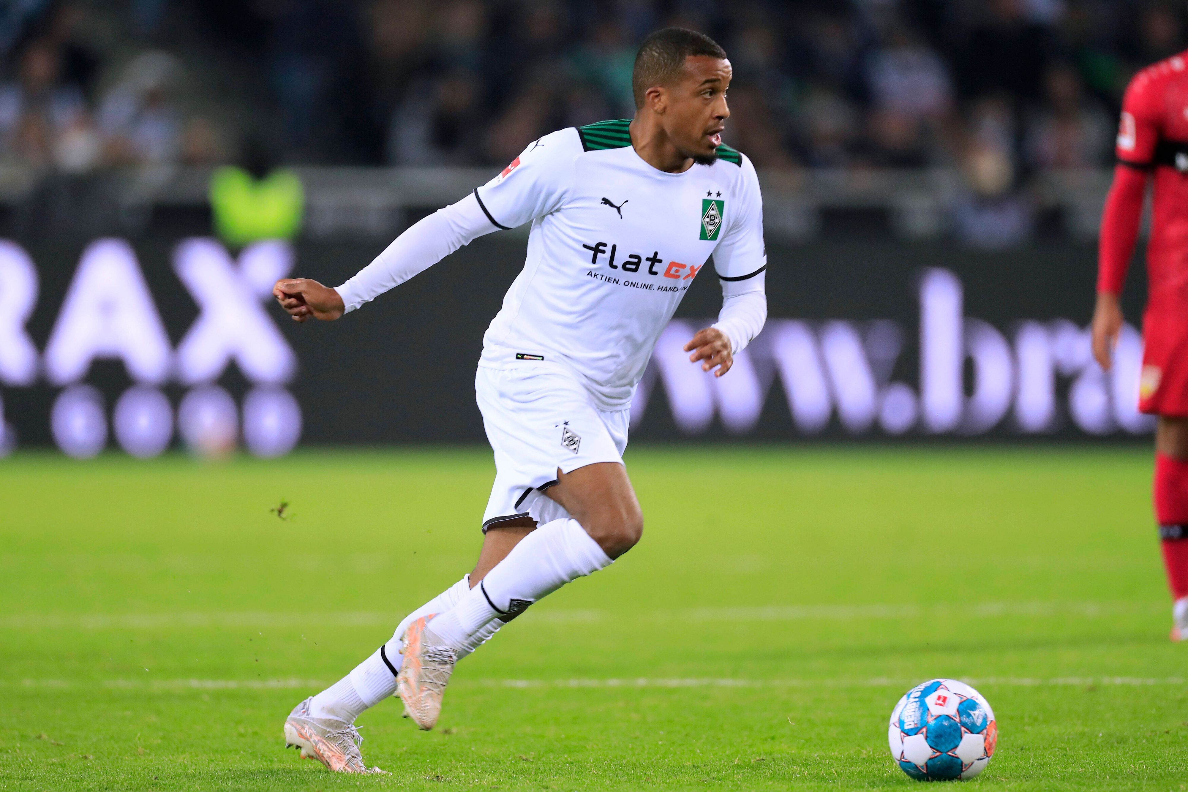 Borussia-Stürmer Alassane Plea beim Bundesliga-Spiel gegen den VfB Stuttgart am 16. Oktober 2021 im Borussia-Park am Ball.
