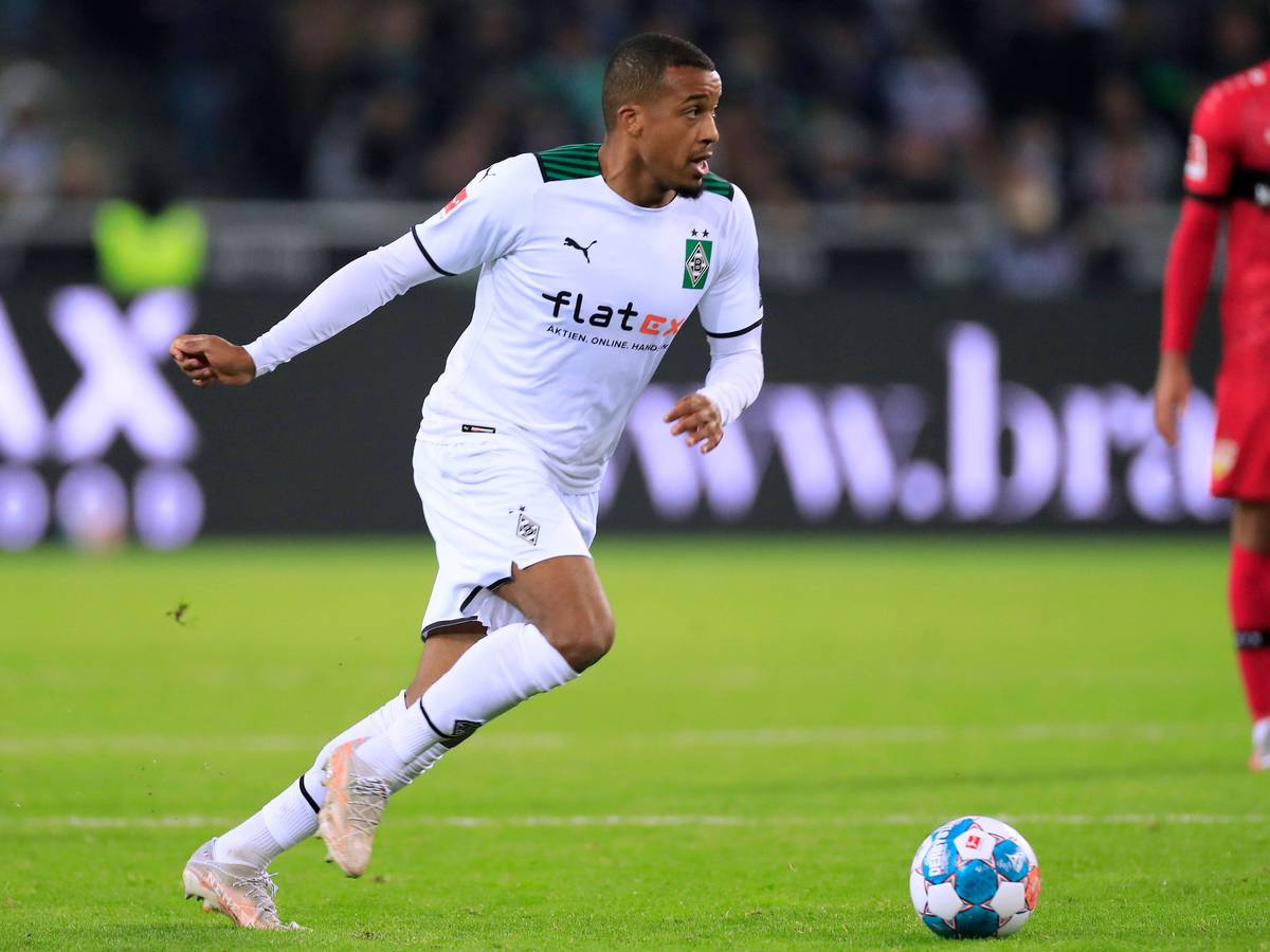 Borussia-Stürmer Alassane Plea beim Bundesliga-Spiel gegen den VfB Stuttgart am 16. Oktober 2021 im Borussia-Park am Ball.