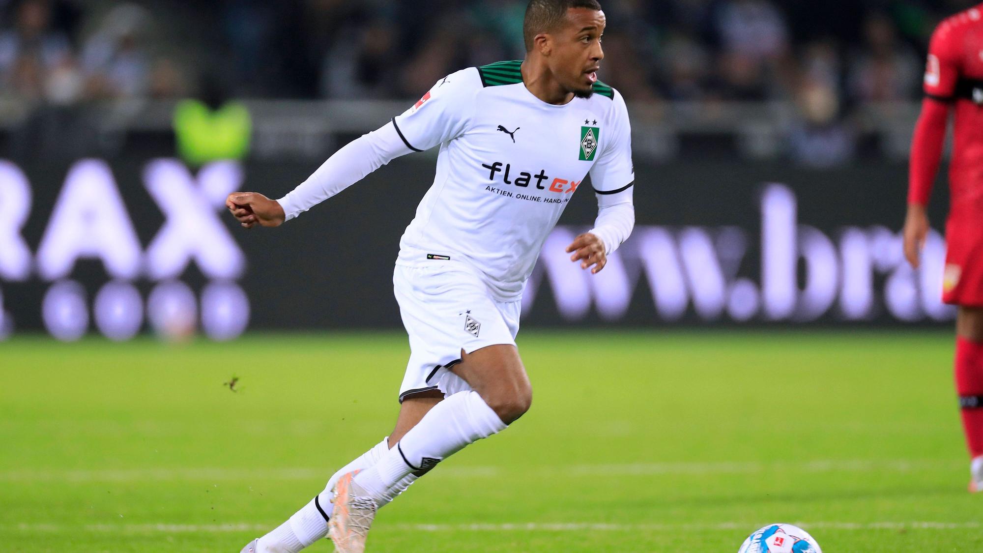 Borussia-Stürmer Alassane Plea beim Bundesliga-Spiel gegen den VfB Stuttgart am 16. Oktober 2021 im Borussia-Park am Ball.